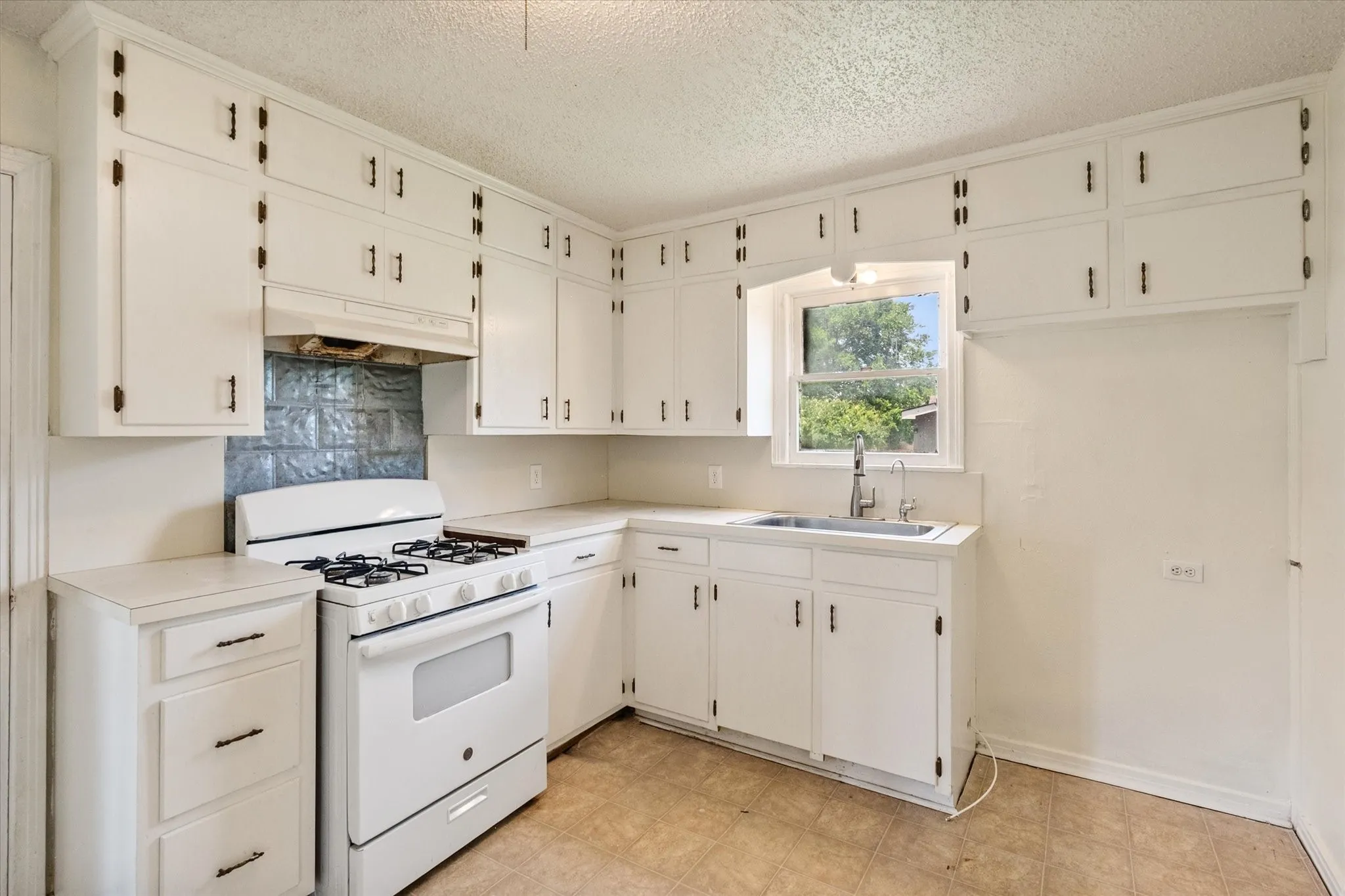 Single Family Residence For Sale in Freestone County , 342 Bond Street, Fairfield, Texas 75840, 3 Bedroom, 2 Bathroom, 1 Garage spaces, 1,520 Sqft, built in 1968, mls#21289222, Real Estate Agent in Fairfield, Homes For Sale in Freestone county, Homes For Sale in Fairfield, Realtor in Fairfield Texas, Real Estate Brokerage Independent Realty Texas, Luminita Cordes Realtor
