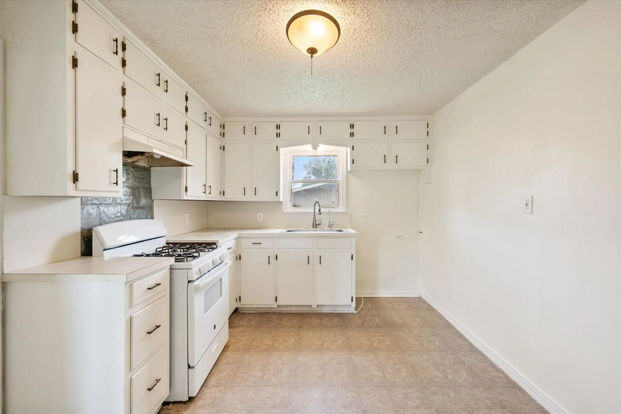 Single Family Residence For Sale in Freestone County , 342 Bond Street, Fairfield, Texas 75840, 3 Bedroom, 2 Bathroom, 1 Garage spaces, 1,520 Sqft, built in 1968, mls#21289222, Real Estate Agent in Fairfield, Homes For Sale in Freestone county, Homes For Sale in Fairfield, Realtor in Fairfield Texas, Real Estate Brokerage Independent Realty Texas, Luminita Cordes Realtor