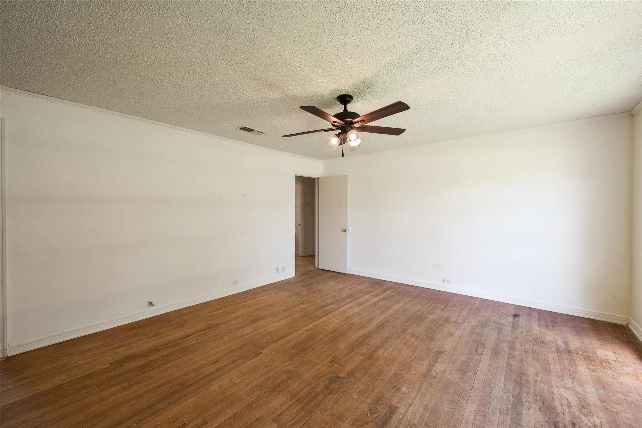 Single Family Residence For Sale in Freestone County , 342 Bond Street, Fairfield, Texas 75840, 3 Bedroom, 2 Bathroom, 1 Garage spaces, 1,520 Sqft, built in 1968, mls#21289222, Real Estate Agent in Fairfield, Homes For Sale in Freestone county, Homes For Sale in Fairfield, Realtor in Fairfield Texas, Real Estate Brokerage Independent Realty Texas, Luminita Cordes Realtor