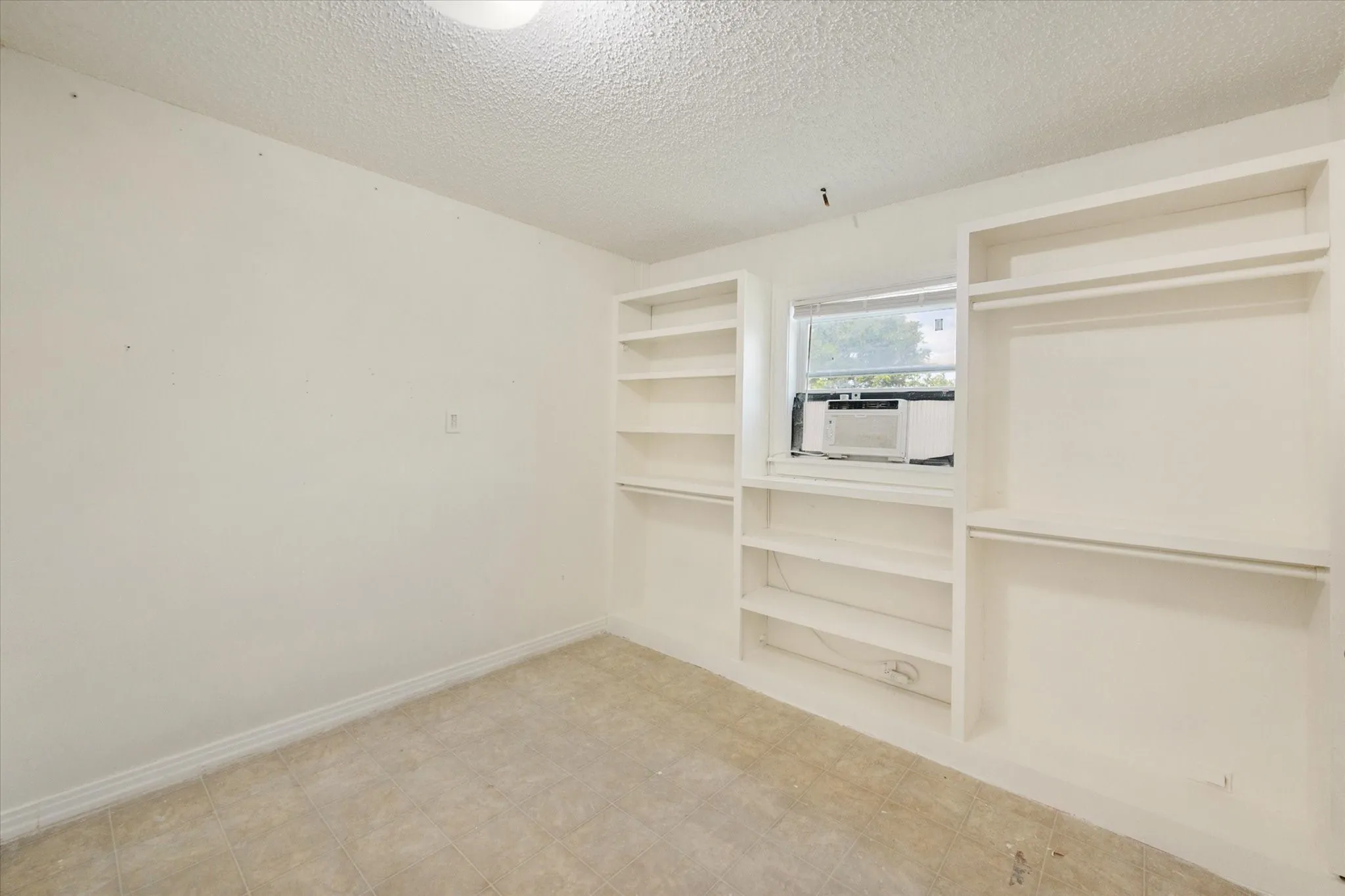 Single Family Residence For Sale in Freestone County , 342 Bond Street, Fairfield, Texas 75840, 3 Bedroom, 2 Bathroom, 1 Garage spaces, 1,520 Sqft, built in 1968, mls#21289222, Real Estate Agent in Fairfield, Homes For Sale in Freestone county, Homes For Sale in Fairfield, Realtor in Fairfield Texas, Real Estate Brokerage Independent Realty Texas, Luminita Cordes Realtor
