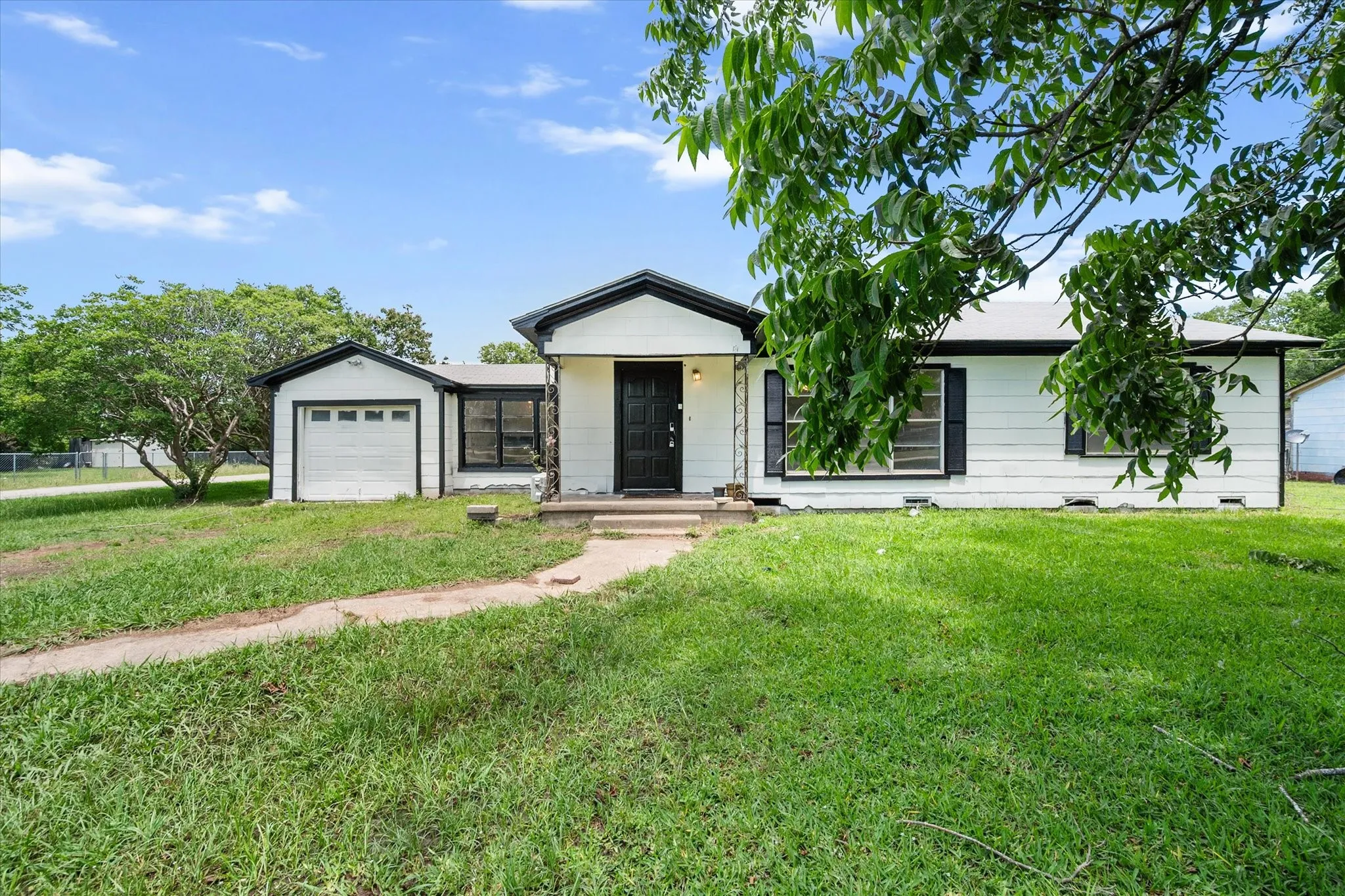 Single Family Residence For Sale in Freestone County , 342 Bond Street, Fairfield, Texas 75840, 3 Bedroom, 2 Bathroom, 1 Garage spaces, 1,520 Sqft, built in 1968, mls#21289222, Real Estate Agent in Fairfield, Homes For Sale in Freestone county, Homes For Sale in Fairfield, Realtor in Fairfield Texas, Real Estate Brokerage Independent Realty Texas, Luminita Cordes Realtor