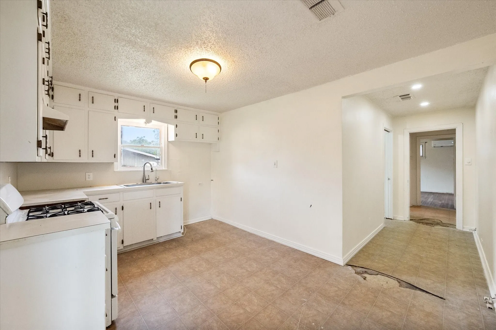 Single Family Residence For Sale in Freestone County , 342 Bond Street, Fairfield, Texas 75840, 3 Bedroom, 2 Bathroom, 1 Garage spaces, 1,520 Sqft, built in 1968, mls#21289222, Real Estate Agent in Fairfield, Homes For Sale in Freestone county, Homes For Sale in Fairfield, Realtor in Fairfield Texas, Real Estate Brokerage Independent Realty Texas, Luminita Cordes Realtor
