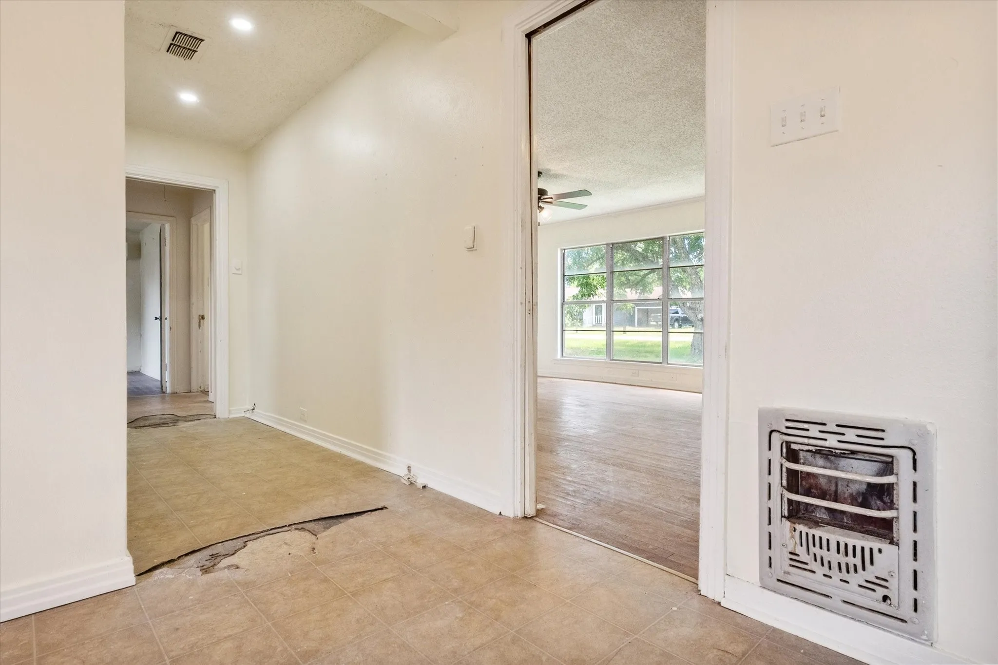 Single Family Residence For Sale in Freestone County , 342 Bond Street, Fairfield, Texas 75840, 3 Bedroom, 2 Bathroom, 1 Garage spaces, 1,520 Sqft, built in 1968, mls#21289222, Real Estate Agent in Fairfield, Homes For Sale in Freestone county, Homes For Sale in Fairfield, Realtor in Fairfield Texas, Real Estate Brokerage Independent Realty Texas, Luminita Cordes Realtor