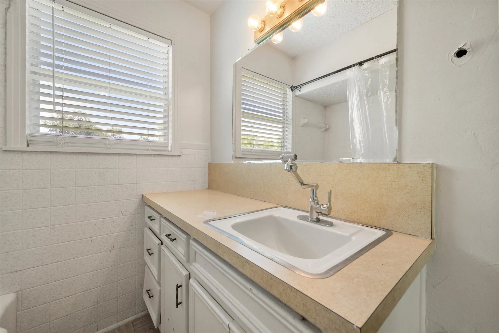 Single Family Residence For Sale in Freestone County , 342 Bond Street, Fairfield, Texas 75840, 3 Bedroom, 2 Bathroom, 1 Garage spaces, 1,520 Sqft, built in 1968, mls#21289222, Real Estate Agent in Fairfield, Homes For Sale in Freestone county, Homes For Sale in Fairfield, Realtor in Fairfield Texas, Real Estate Brokerage Independent Realty Texas, Luminita Cordes Realtor