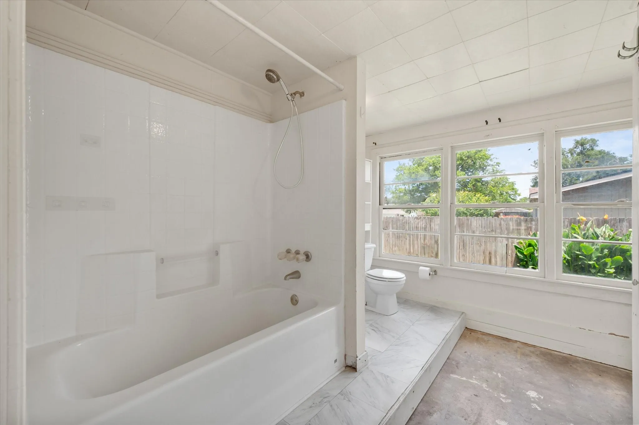 Single Family Residence For Sale in Freestone County , 342 Bond Street, Fairfield, Texas 75840, 3 Bedroom, 2 Bathroom, 1 Garage spaces, 1,520 Sqft, built in 1968, mls#21289222, Real Estate Agent in Fairfield, Homes For Sale in Freestone county, Homes For Sale in Fairfield, Realtor in Fairfield Texas, Real Estate Brokerage Independent Realty Texas, Luminita Cordes Realtor