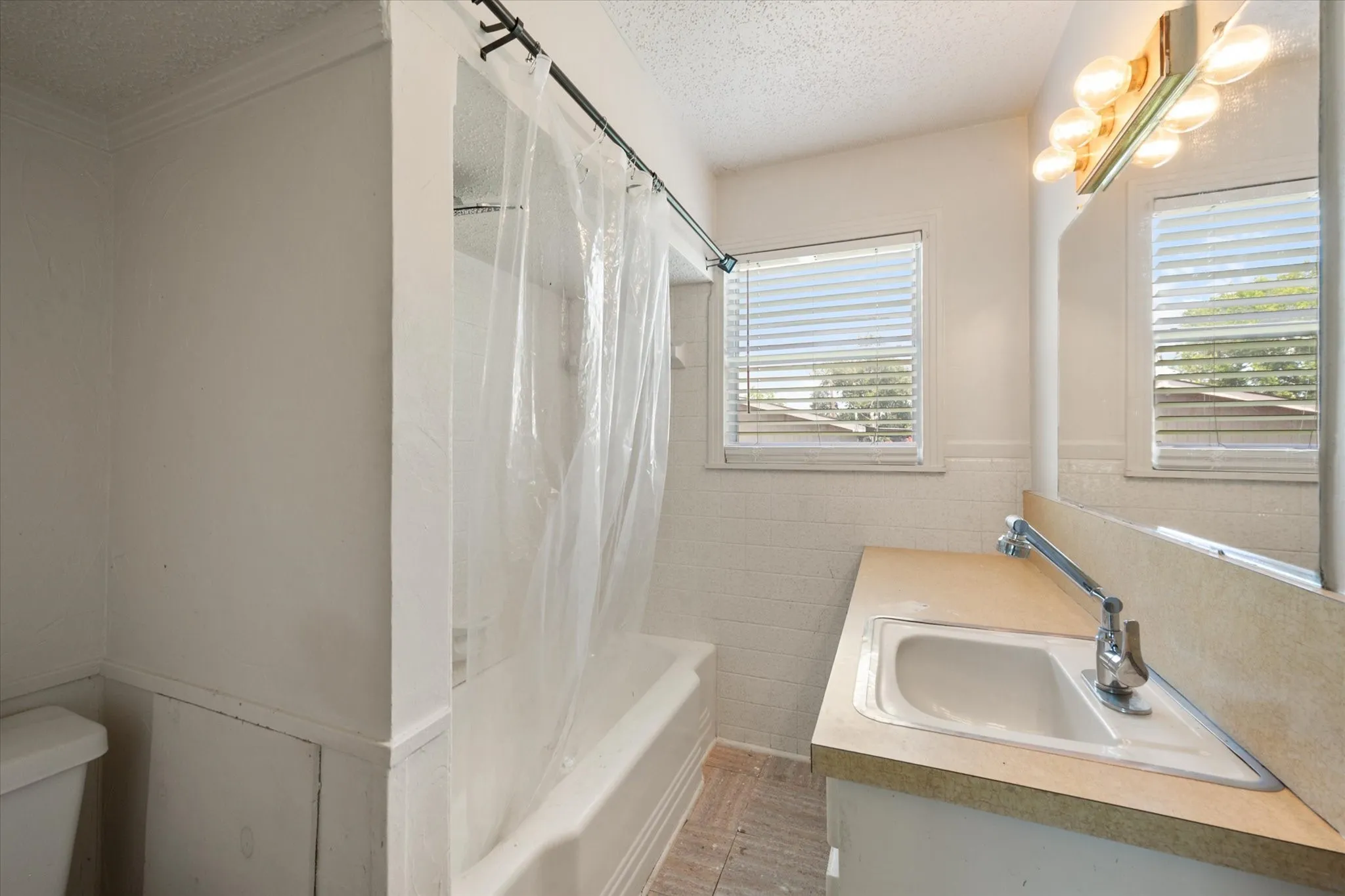 Single Family Residence For Sale in Freestone County , 342 Bond Street, Fairfield, Texas 75840, 3 Bedroom, 2 Bathroom, 1 Garage spaces, 1,520 Sqft, built in 1968, mls#21289222, Real Estate Agent in Fairfield, Homes For Sale in Freestone county, Homes For Sale in Fairfield, Realtor in Fairfield Texas, Real Estate Brokerage Independent Realty Texas, Luminita Cordes Realtor