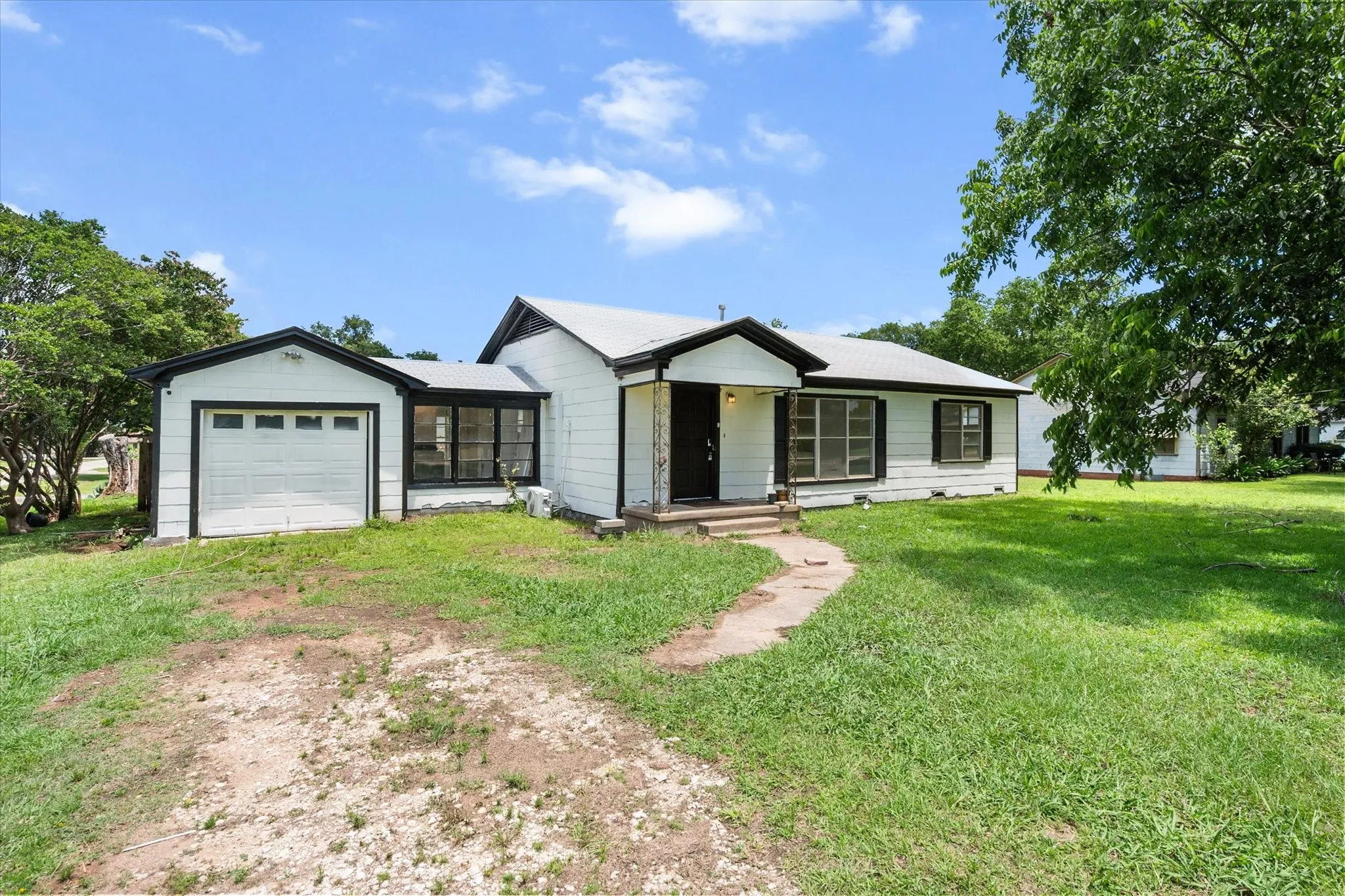 Single Family Residence For Sale in Freestone County , 342 Bond Street, Fairfield, Texas 75840, 3 Bedroom, 2 Bathroom, 1 Garage spaces, 1,520 Sqft, built in 1968, mls#21289222, Real Estate Agent in Fairfield, Homes For Sale in Freestone county, Homes For Sale in Fairfield, Realtor in Fairfield Texas, Real Estate Brokerage Independent Realty Texas, Luminita Cordes Realtor