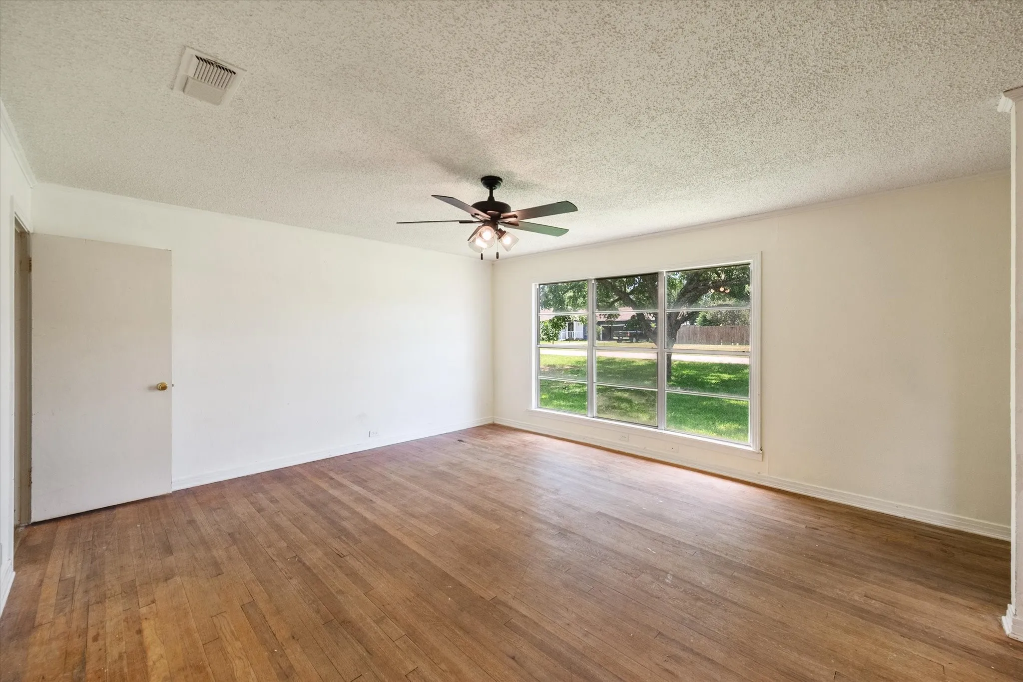 Single Family Residence For Sale in Freestone County , 342 Bond Street, Fairfield, Texas 75840, 3 Bedroom, 2 Bathroom, 1 Garage spaces, 1,520 Sqft, built in 1968, mls#21289222, Real Estate Agent in Fairfield, Homes For Sale in Freestone county, Homes For Sale in Fairfield, Realtor in Fairfield Texas, Real Estate Brokerage Independent Realty Texas, Luminita Cordes Realtor