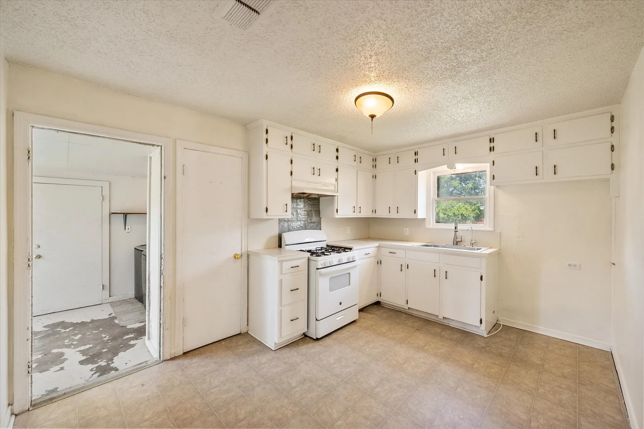 Single Family Residence For Sale in Freestone County , 342 Bond Street, Fairfield, Texas 75840, 3 Bedroom, 2 Bathroom, 1 Garage spaces, 1,520 Sqft, built in 1968, mls#21289222, Real Estate Agent in Fairfield, Homes For Sale in Freestone county, Homes For Sale in Fairfield, Realtor in Fairfield Texas, Real Estate Brokerage Independent Realty Texas, Luminita Cordes Realtor