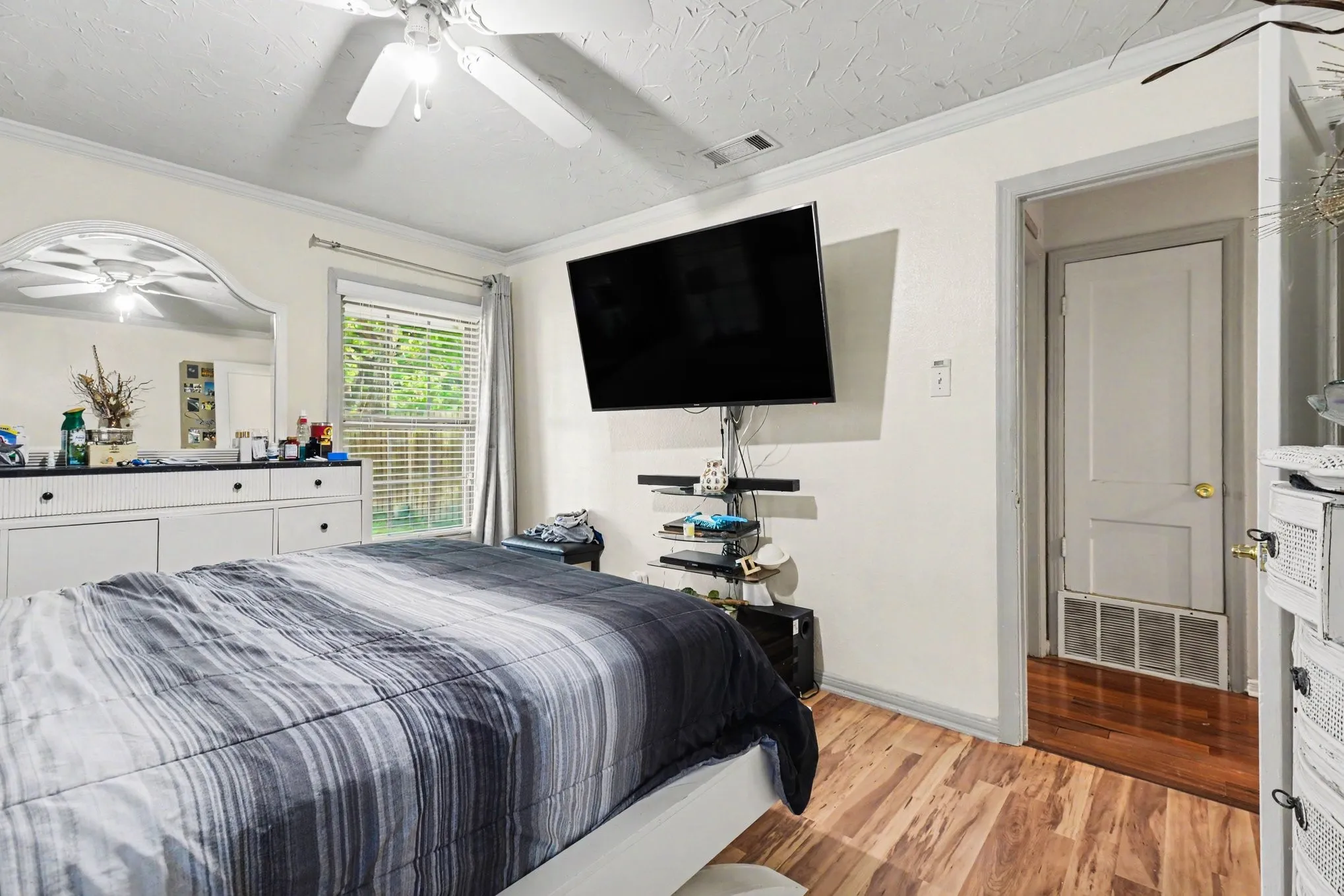 Single Family Residence For Sale in Dallas County , 1003 Ash Street, Irving, Texas 75060, 4 Bedroom, 3 Bathroom, Garage spaces, 1,584 Sqft, built in 1950, mls#21289658, Real Estate Agent in Irving, Homes For Sale in Dallas county, Homes For Sale in Irving, Realtor in Irving Texas, Real Estate Brokerage Independent Realty Texas, Luminita Cordes Realtor