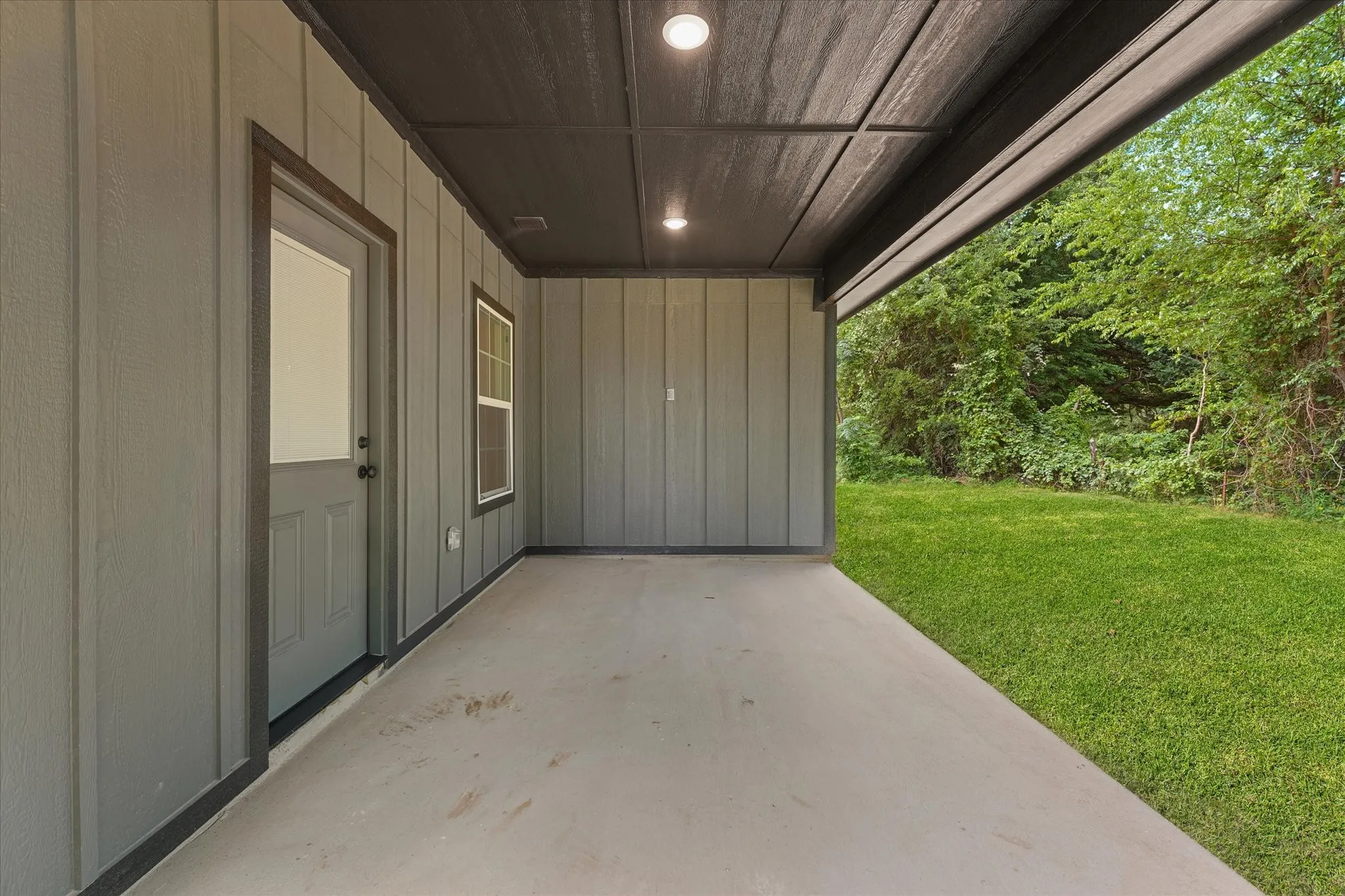 Nice, covered Patio to sit and enjoy