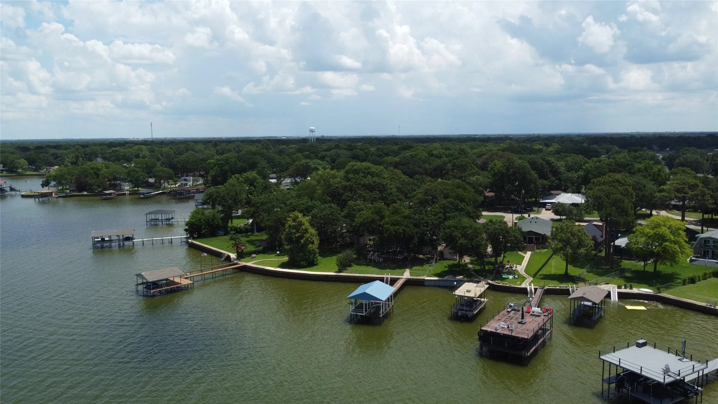 Single Family Residence For Sale in Henderson County , 156 Ocean Drive, Gun Barrel City, Texas 75156, 5 Bedroom, 4 Bathroom, 2 Garage spaces, 2,631 Sqft, built in 1984, Price $779,900, mls#21286963, Real Estate Agent in Gun Barrel City, Homes For Sale in Henderson county, Homes For Sale in Gun Barrel City, Realtor in Gun Barrel City Texas, Real Estate Brokerage Independent Realty Texas, Luminita Cordes Realtor