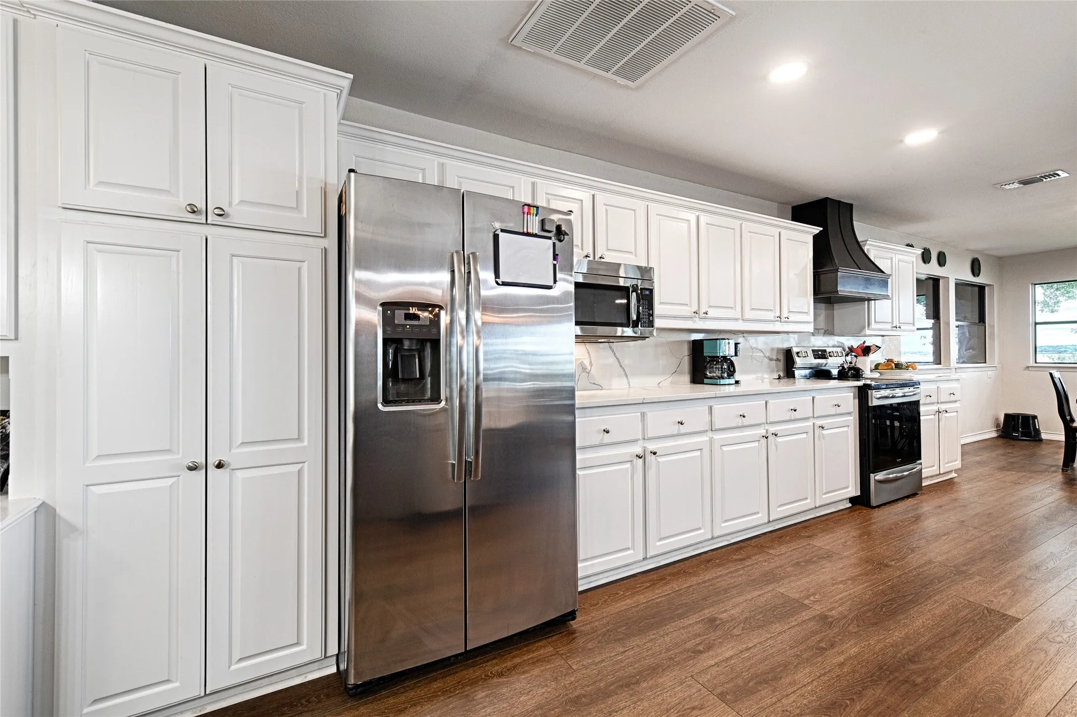 Single Family Residence For Sale in Henderson County , 156 Ocean Drive, Gun Barrel City, Texas 75156, 5 Bedroom, 4 Bathroom, 2 Garage spaces, 2,631 Sqft, built in 1984, Price $779,900, mls#21286963, Real Estate Agent in Gun Barrel City, Homes For Sale in Henderson county, Homes For Sale in Gun Barrel City, Realtor in Gun Barrel City Texas, Real Estate Brokerage Independent Realty Texas, Luminita Cordes Realtor