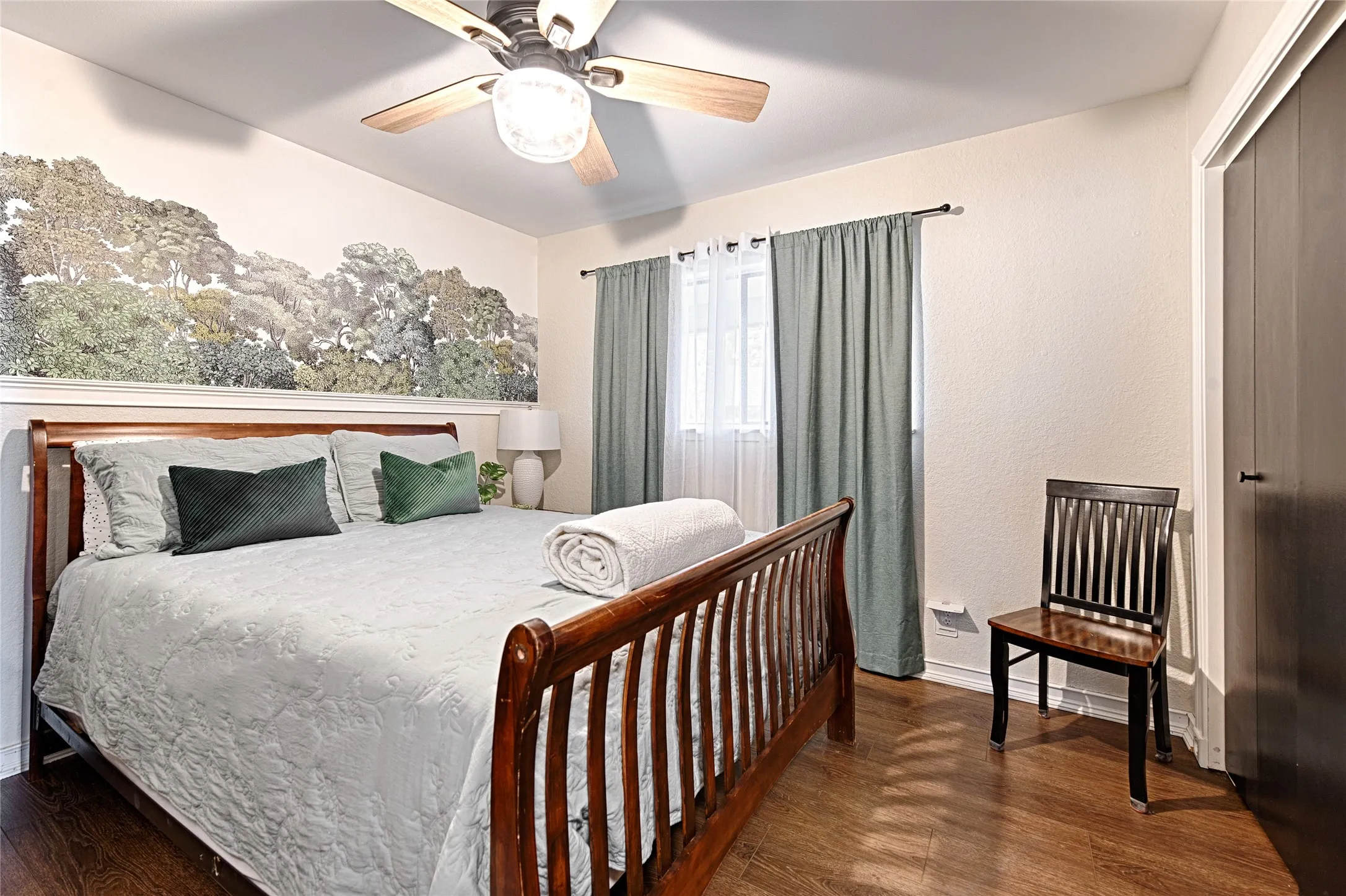 Single Family Residence For Sale in Henderson County , 156 Ocean Drive, Gun Barrel City, Texas 75156, 5 Bedroom, 4 Bathroom, 2 Garage spaces, 2,631 Sqft, built in 1984, Price $779,900, mls#21286963, Real Estate Agent in Gun Barrel City, Homes For Sale in Henderson county, Homes For Sale in Gun Barrel City, Realtor in Gun Barrel City Texas, Real Estate Brokerage Independent Realty Texas, Luminita Cordes Realtor