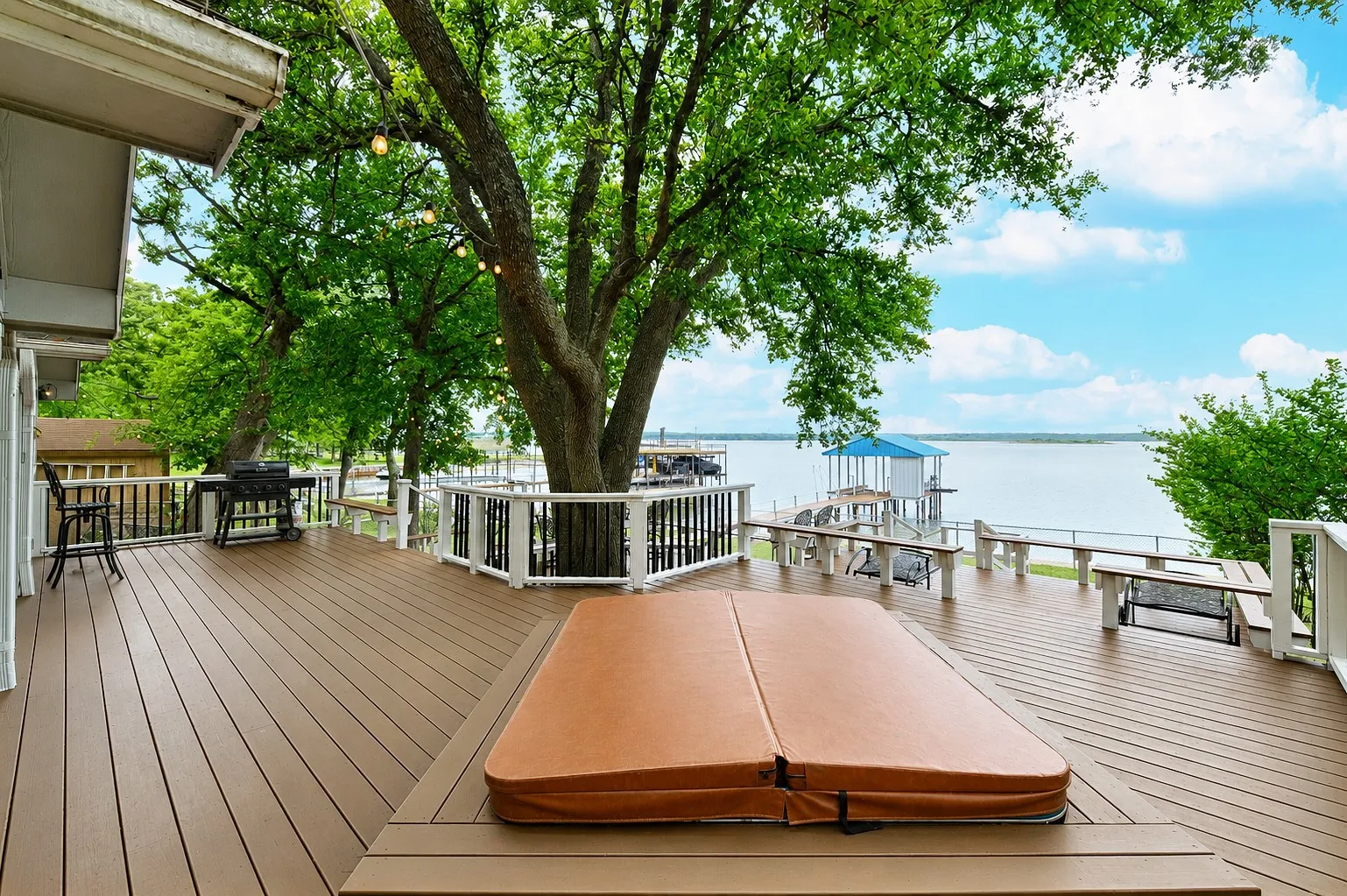 Single Family Residence For Sale in Henderson County , 156 Ocean Drive, Gun Barrel City, Texas 75156, 5 Bedroom, 4 Bathroom, 2 Garage spaces, 2,631 Sqft, built in 1984, Price $779,900, mls#21286963, Real Estate Agent in Gun Barrel City, Homes For Sale in Henderson county, Homes For Sale in Gun Barrel City, Realtor in Gun Barrel City Texas, Real Estate Brokerage Independent Realty Texas, Luminita Cordes Realtor