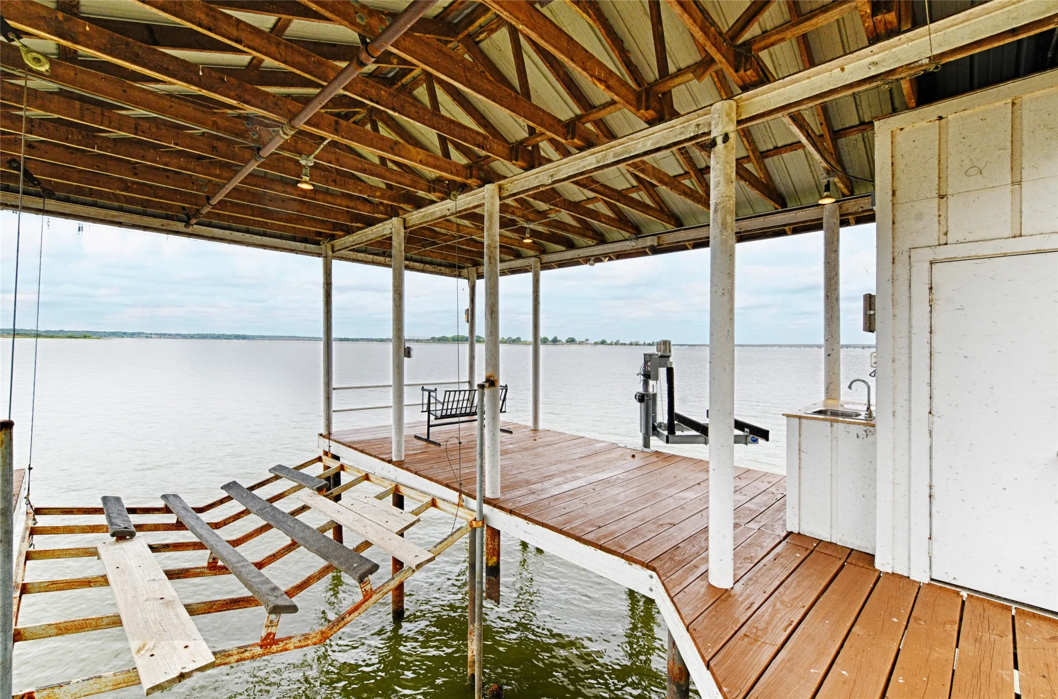 Single Family Residence For Sale in Henderson County , 156 Ocean Drive, Gun Barrel City, Texas 75156, 5 Bedroom, 4 Bathroom, 2 Garage spaces, 2,631 Sqft, built in 1984, Price $779,900, mls#21286963, Real Estate Agent in Gun Barrel City, Homes For Sale in Henderson county, Homes For Sale in Gun Barrel City, Realtor in Gun Barrel City Texas, Real Estate Brokerage Independent Realty Texas, Luminita Cordes Realtor