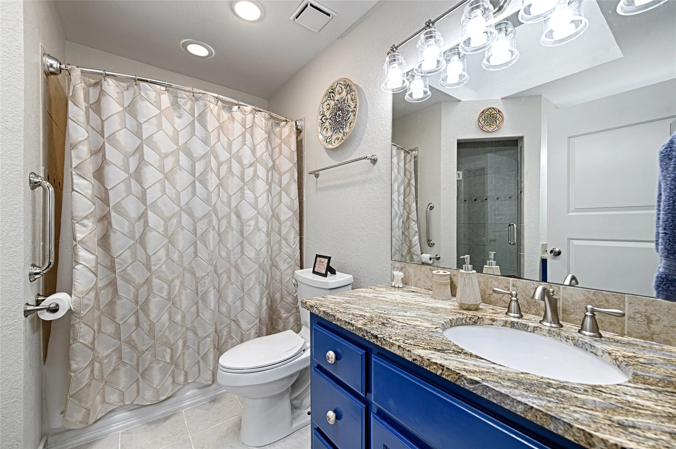Single Family Residence For Sale in Henderson County , 156 Ocean Drive, Gun Barrel City, Texas 75156, 5 Bedroom, 4 Bathroom, 2 Garage spaces, 2,631 Sqft, built in 1984, Price $779,900, mls#21286963, Real Estate Agent in Gun Barrel City, Homes For Sale in Henderson county, Homes For Sale in Gun Barrel City, Realtor in Gun Barrel City Texas, Real Estate Brokerage Independent Realty Texas, Luminita Cordes Realtor