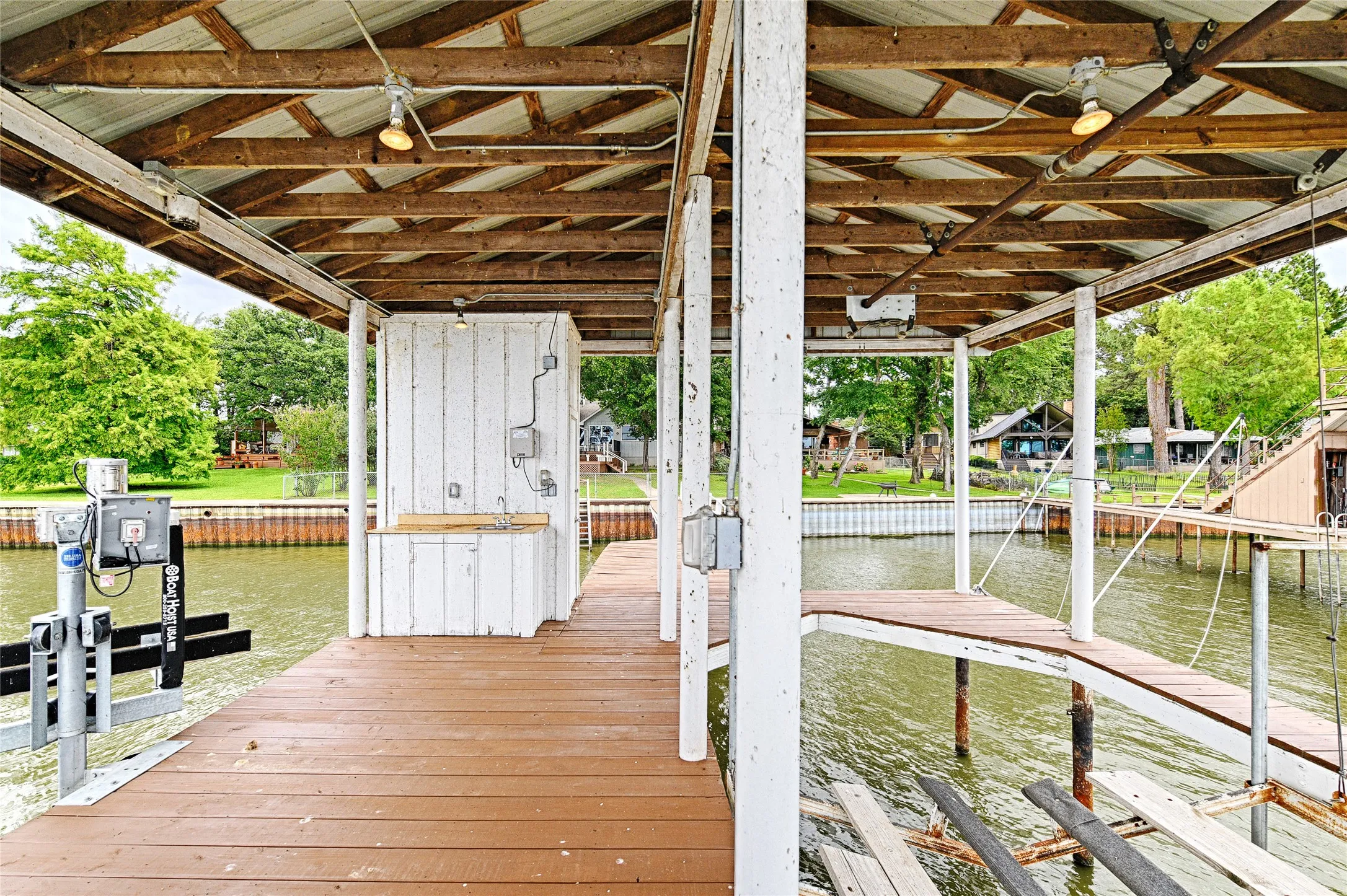 Single Family Residence For Sale in Henderson County , 156 Ocean Drive, Gun Barrel City, Texas 75156, 5 Bedroom, 4 Bathroom, 2 Garage spaces, 2,631 Sqft, built in 1984, Price $779,900, mls#21286963, Real Estate Agent in Gun Barrel City, Homes For Sale in Henderson county, Homes For Sale in Gun Barrel City, Realtor in Gun Barrel City Texas, Real Estate Brokerage Independent Realty Texas, Luminita Cordes Realtor
