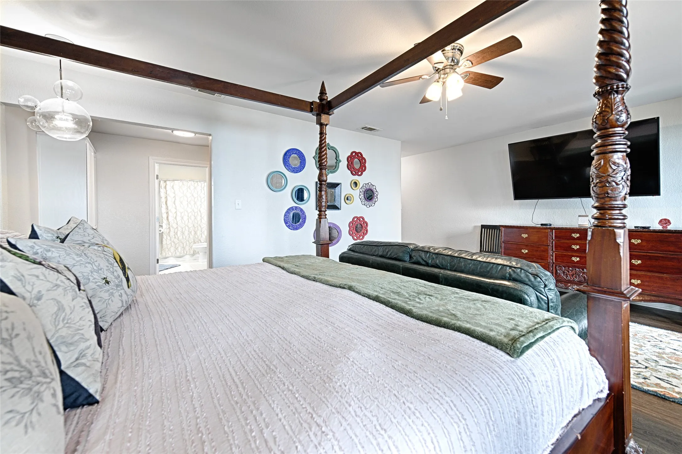 Single Family Residence For Sale in Henderson County , 156 Ocean Drive, Gun Barrel City, Texas 75156, 5 Bedroom, 4 Bathroom, 2 Garage spaces, 2,631 Sqft, built in 1984, Price $779,900, mls#21286963, Real Estate Agent in Gun Barrel City, Homes For Sale in Henderson county, Homes For Sale in Gun Barrel City, Realtor in Gun Barrel City Texas, Real Estate Brokerage Independent Realty Texas, Luminita Cordes Realtor