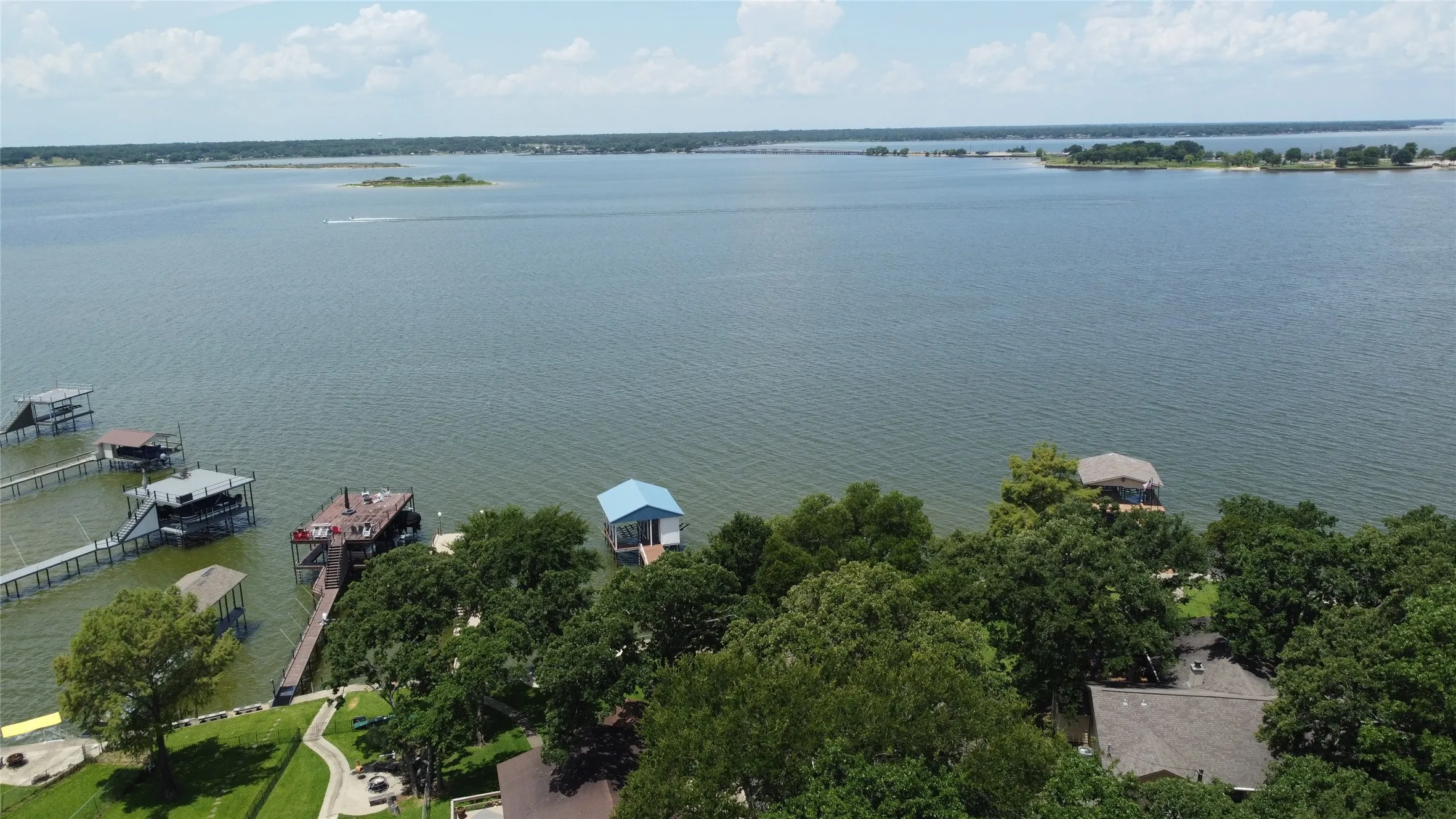 Single Family Residence For Sale in Henderson County , 156 Ocean Drive, Gun Barrel City, Texas 75156, 5 Bedroom, 4 Bathroom, 2 Garage spaces, 2,631 Sqft, built in 1984, Price $779,900, mls#21286963, Real Estate Agent in Gun Barrel City, Homes For Sale in Henderson county, Homes For Sale in Gun Barrel City, Realtor in Gun Barrel City Texas, Real Estate Brokerage Independent Realty Texas, Luminita Cordes Realtor