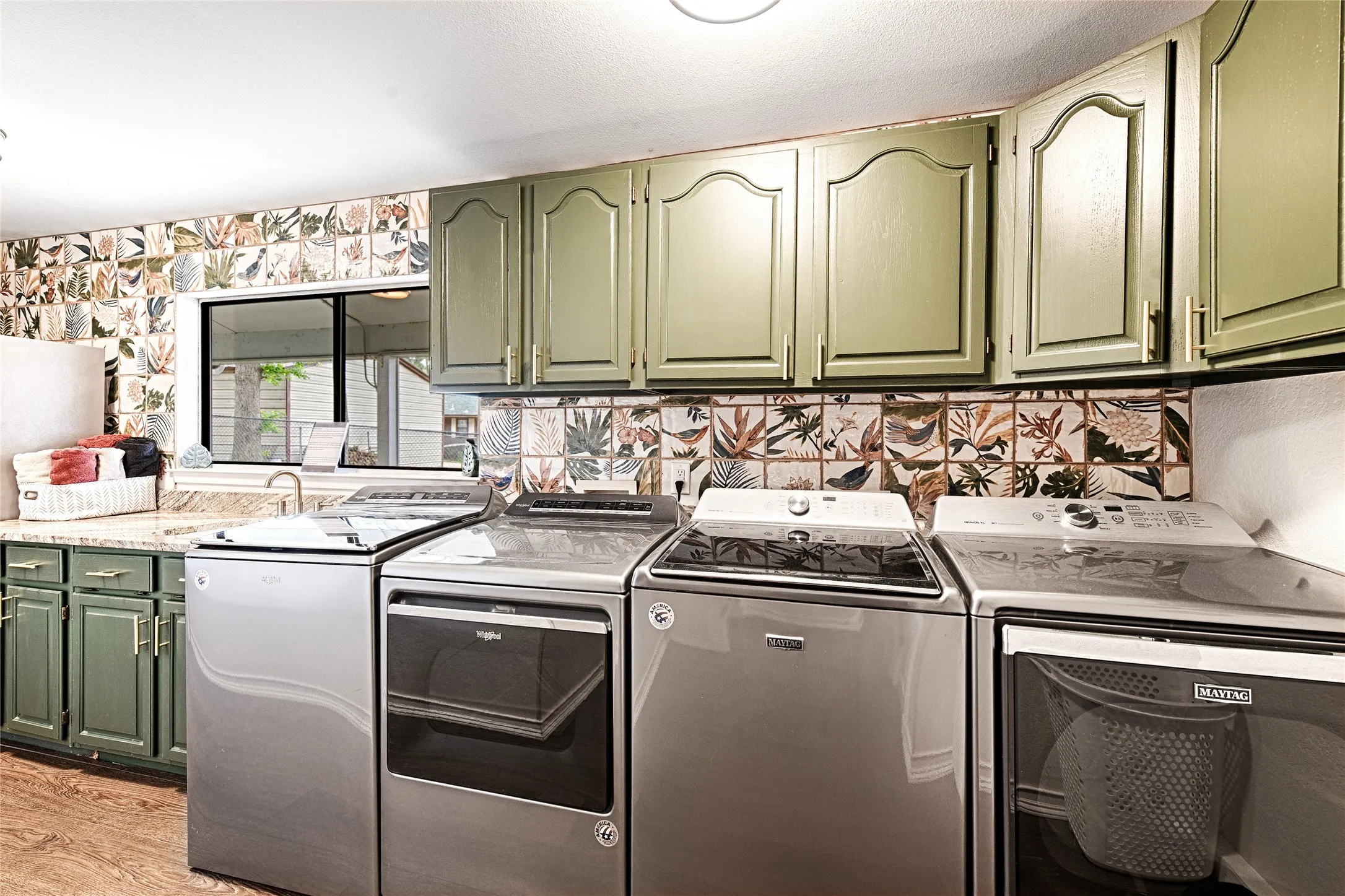 Single Family Residence For Sale in Henderson County , 156 Ocean Drive, Gun Barrel City, Texas 75156, 5 Bedroom, 4 Bathroom, 2 Garage spaces, 2,631 Sqft, built in 1984, Price $779,900, mls#21286963, Real Estate Agent in Gun Barrel City, Homes For Sale in Henderson county, Homes For Sale in Gun Barrel City, Realtor in Gun Barrel City Texas, Real Estate Brokerage Independent Realty Texas, Luminita Cordes Realtor