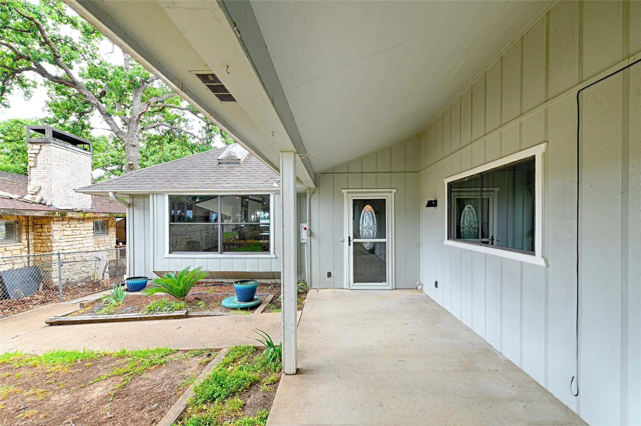 Single Family Residence For Sale in Henderson County , 156 Ocean Drive, Gun Barrel City, Texas 75156, 5 Bedroom, 4 Bathroom, 2 Garage spaces, 2,631 Sqft, built in 1984, Price $779,900, mls#21286963, Real Estate Agent in Gun Barrel City, Homes For Sale in Henderson county, Homes For Sale in Gun Barrel City, Realtor in Gun Barrel City Texas, Real Estate Brokerage Independent Realty Texas, Luminita Cordes Realtor
