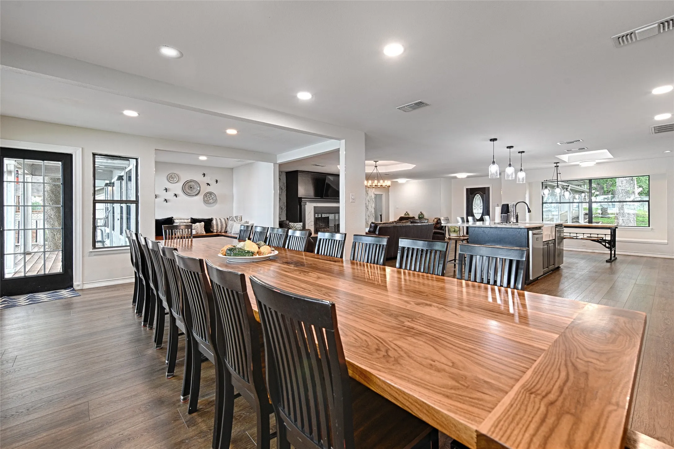 Single Family Residence For Sale in Henderson County , 156 Ocean Drive, Gun Barrel City, Texas 75156, 5 Bedroom, 4 Bathroom, 2 Garage spaces, 2,631 Sqft, built in 1984, Price $779,900, mls#21286963, Real Estate Agent in Gun Barrel City, Homes For Sale in Henderson county, Homes For Sale in Gun Barrel City, Realtor in Gun Barrel City Texas, Real Estate Brokerage Independent Realty Texas, Luminita Cordes Realtor