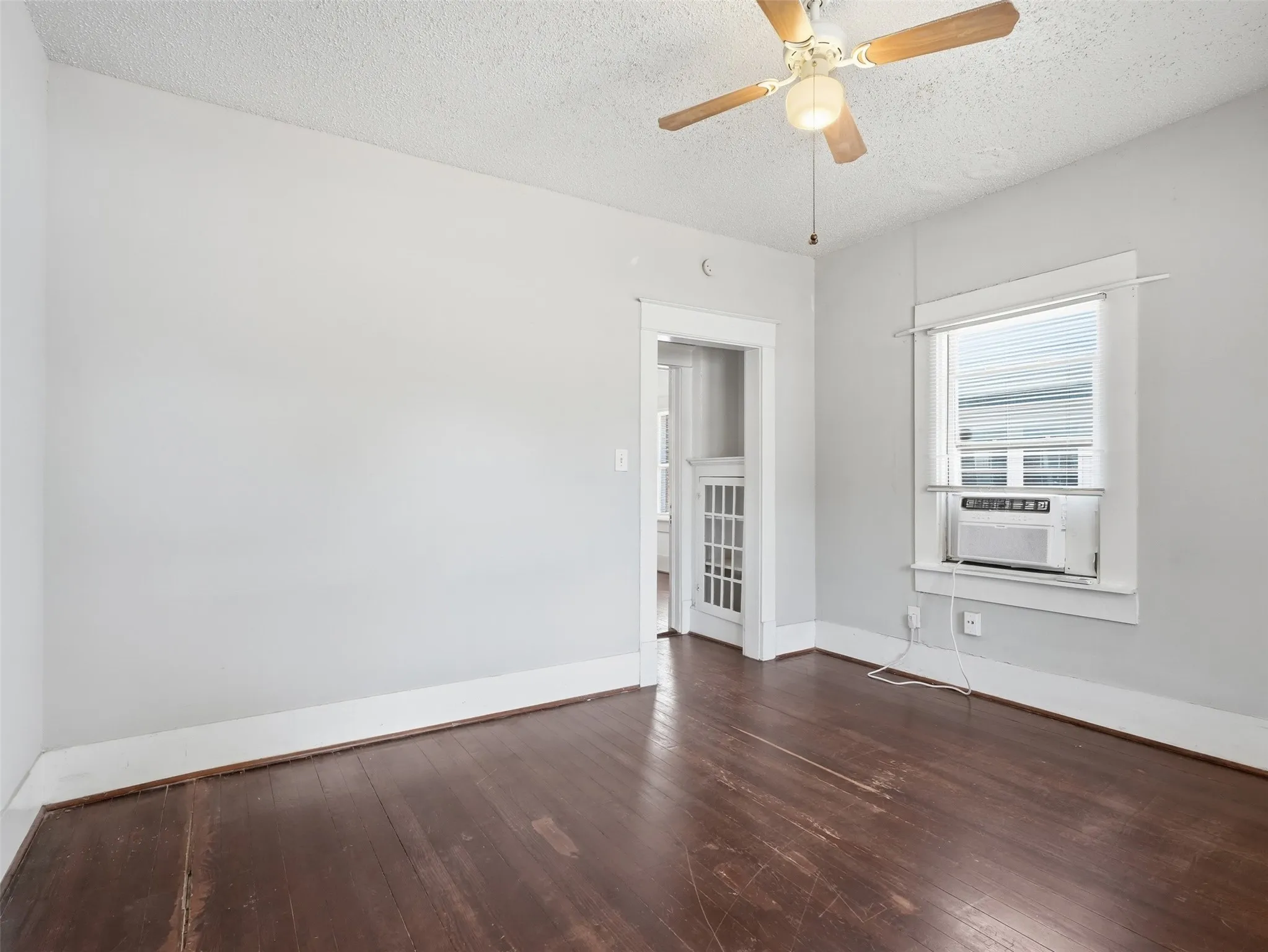 Apartment For Rent in Dallas County , 813 W 8th Street 3, Dallas, Texas 75208, 1 Bedroom, 1 Bathroom, Garage spaces, 800 Sqft, built in 1925, mls#21289716, Real Estate Agent in Dallas, Homes For Rent in Dallas county, Homes For Rent in Dallas, Realtor in Dallas Texas, Real Estate Brokerage Independent Realty Texas, Luminita Cordes Realtor