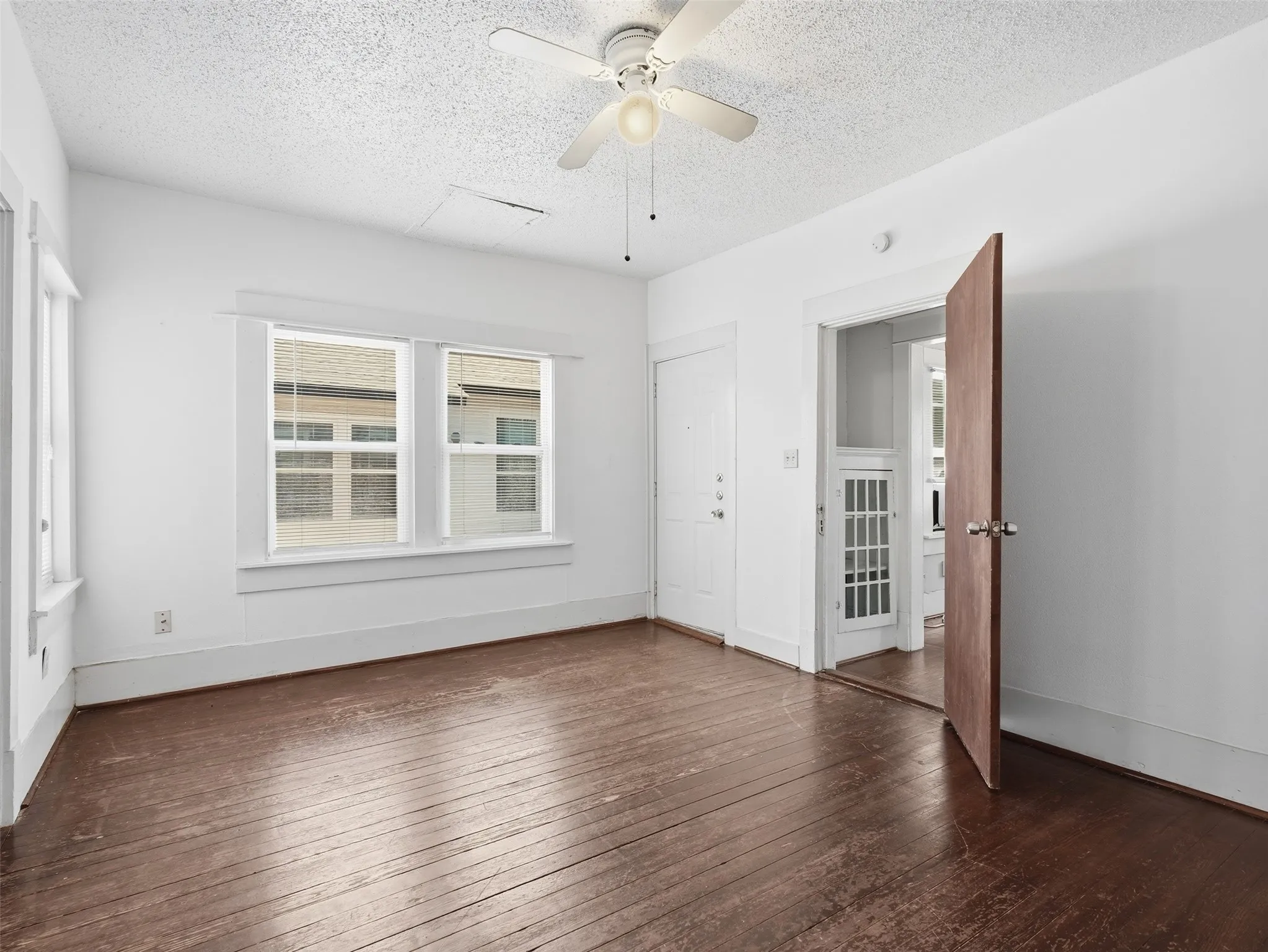 Apartment For Rent in Dallas County , 813 W 8th Street 3, Dallas, Texas 75208, 1 Bedroom, 1 Bathroom, Garage spaces, 800 Sqft, built in 1925, mls#21289716, Real Estate Agent in Dallas, Homes For Rent in Dallas county, Homes For Rent in Dallas, Realtor in Dallas Texas, Real Estate Brokerage Independent Realty Texas, Luminita Cordes Realtor