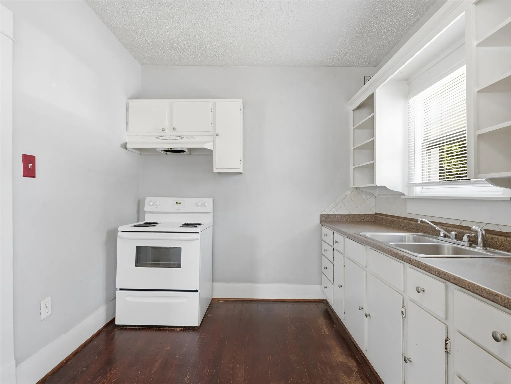 Apartment For Rent in Dallas County , 813 W 8th Street 3, Dallas, Texas 75208, 1 Bedroom, 1 Bathroom, Garage spaces, 800 Sqft, built in 1925, mls#21289716, Real Estate Agent in Dallas, Homes For Rent in Dallas county, Homes For Rent in Dallas, Realtor in Dallas Texas, Real Estate Brokerage Independent Realty Texas, Luminita Cordes Realtor