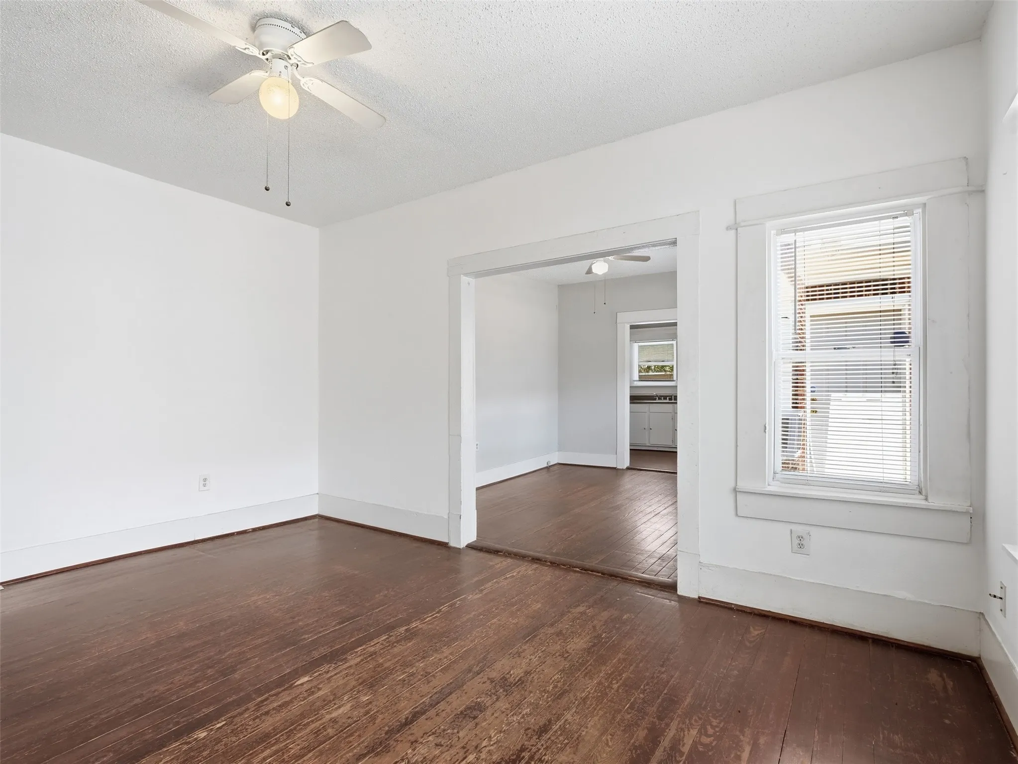 Apartment For Rent in Dallas County , 813 W 8th Street 3, Dallas, Texas 75208, 1 Bedroom, 1 Bathroom, Garage spaces, 800 Sqft, built in 1925, mls#21289716, Real Estate Agent in Dallas, Homes For Rent in Dallas county, Homes For Rent in Dallas, Realtor in Dallas Texas, Real Estate Brokerage Independent Realty Texas, Luminita Cordes Realtor