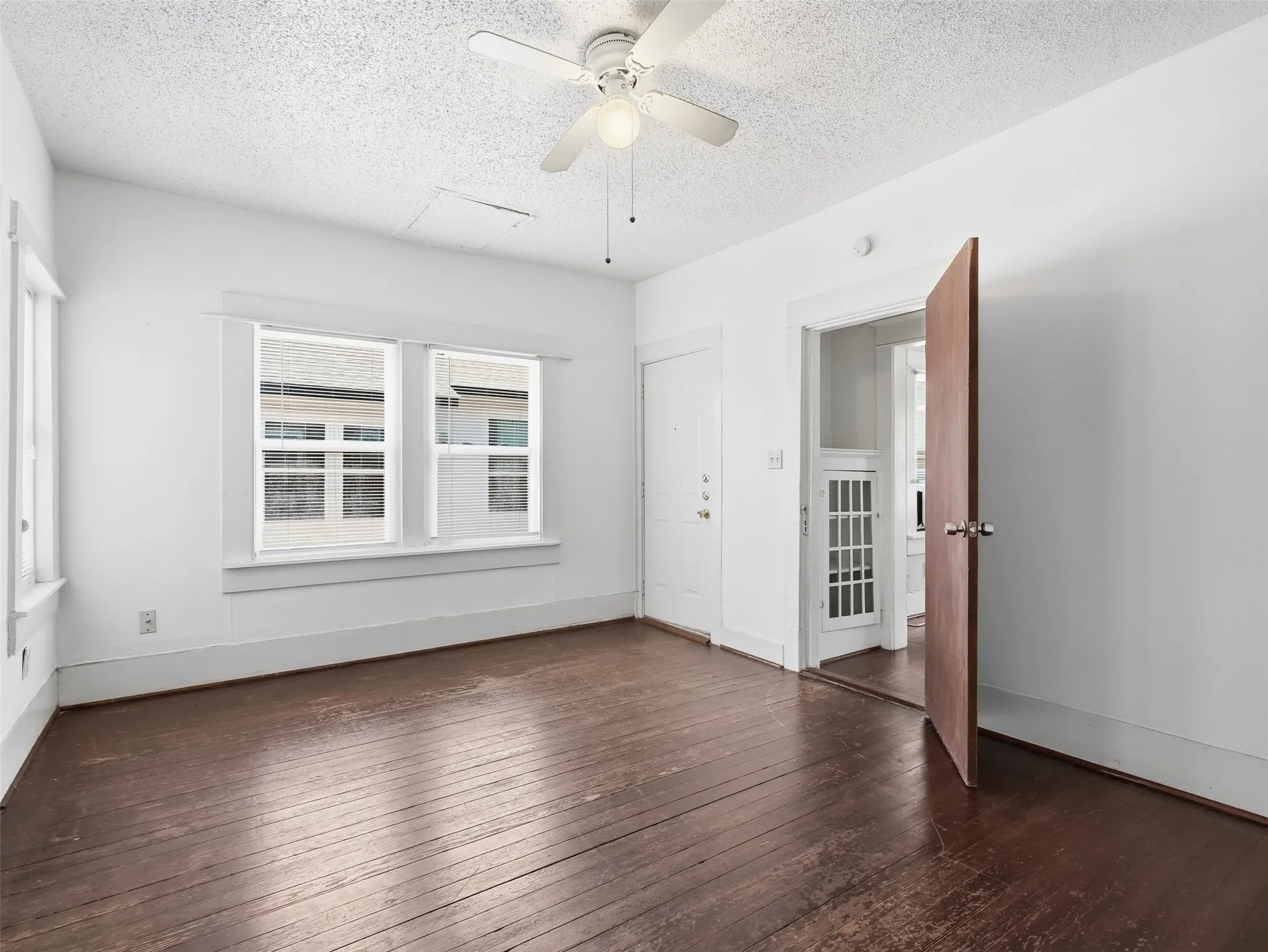 Apartment For Rent in Dallas County , 813 W 8th Street 3, Dallas, Texas 75208, 1 Bedroom, 1 Bathroom, Garage spaces, 800 Sqft, built in 1925, mls#21289716, Real Estate Agent in Dallas, Homes For Rent in Dallas county, Homes For Rent in Dallas, Realtor in Dallas Texas, Real Estate Brokerage Independent Realty Texas, Luminita Cordes Realtor