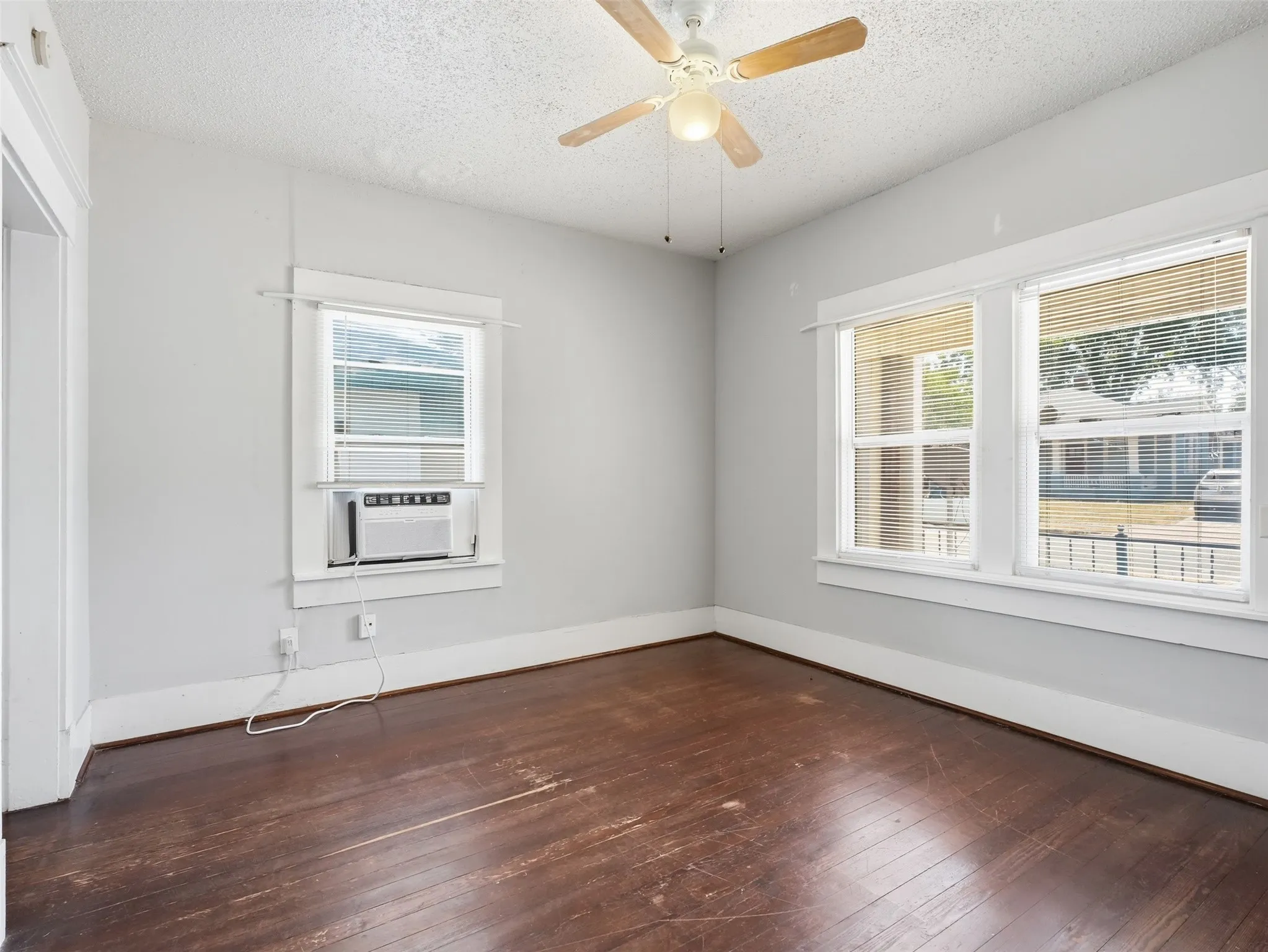 Apartment For Rent in Dallas County , 813 W 8th Street 3, Dallas, Texas 75208, 1 Bedroom, 1 Bathroom, Garage spaces, 800 Sqft, built in 1925, mls#21289716, Real Estate Agent in Dallas, Homes For Rent in Dallas county, Homes For Rent in Dallas, Realtor in Dallas Texas, Real Estate Brokerage Independent Realty Texas, Luminita Cordes Realtor