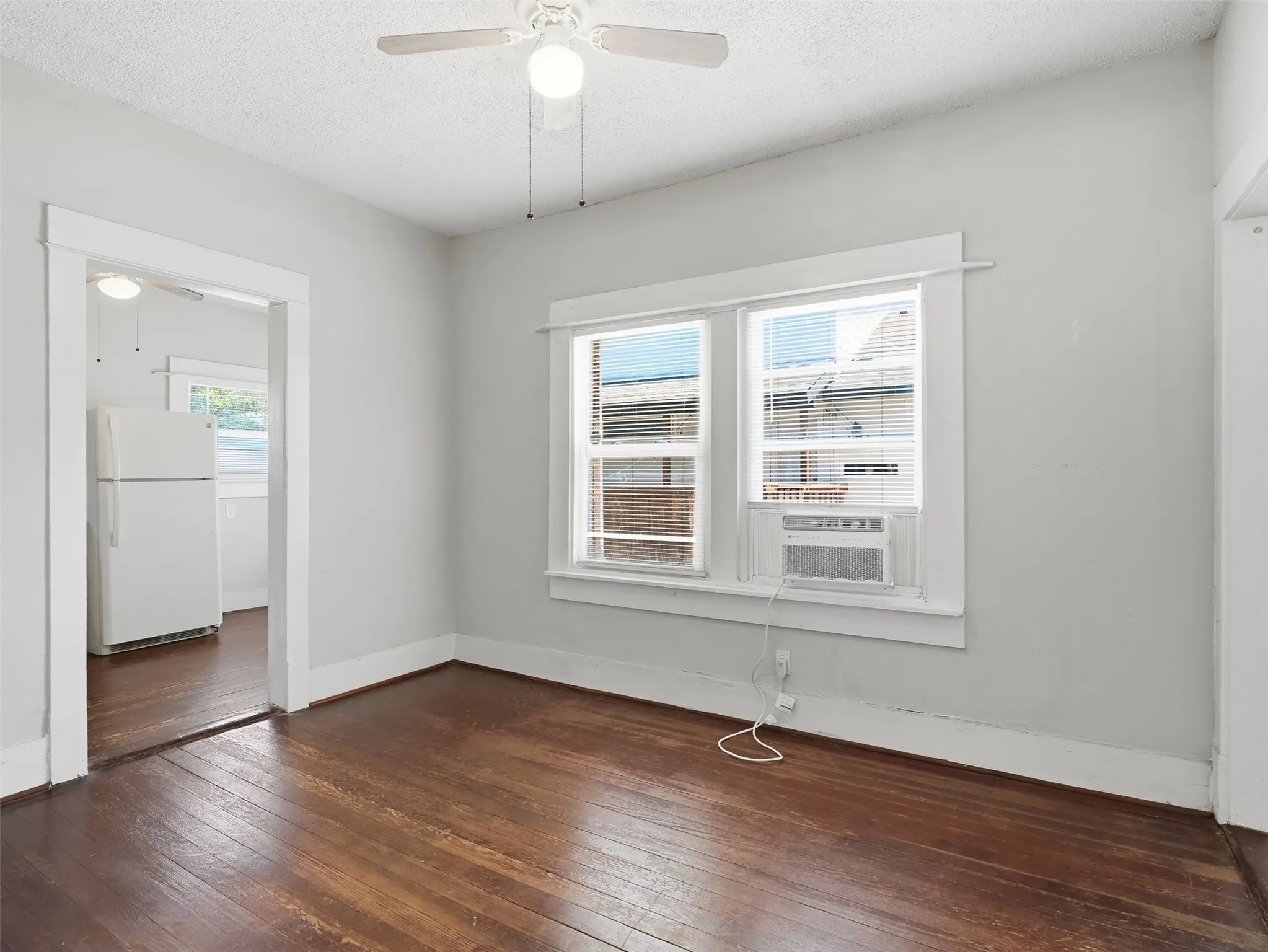 Apartment For Rent in Dallas County , 813 W 8th Street 3, Dallas, Texas 75208, 1 Bedroom, 1 Bathroom, Garage spaces, 800 Sqft, built in 1925, mls#21289716, Real Estate Agent in Dallas, Homes For Rent in Dallas county, Homes For Rent in Dallas, Realtor in Dallas Texas, Real Estate Brokerage Independent Realty Texas, Luminita Cordes Realtor
