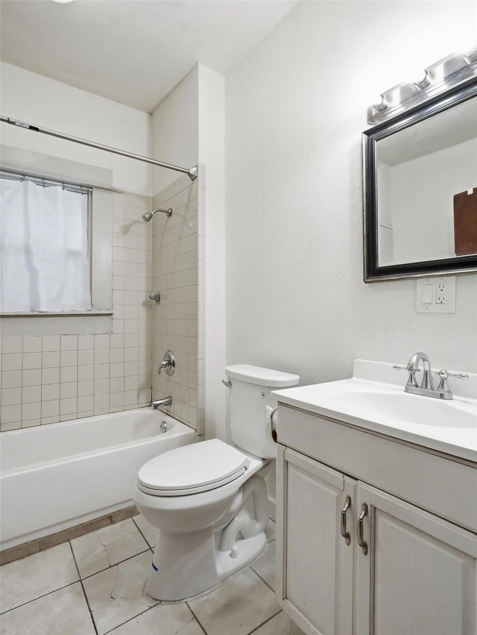 Apartment For Rent in Dallas County , 813 W 8th Street 3, Dallas, Texas 75208, 1 Bedroom, 1 Bathroom, Garage spaces, 800 Sqft, built in 1925, mls#21289716, Real Estate Agent in Dallas, Homes For Rent in Dallas county, Homes For Rent in Dallas, Realtor in Dallas Texas, Real Estate Brokerage Independent Realty Texas, Luminita Cordes Realtor