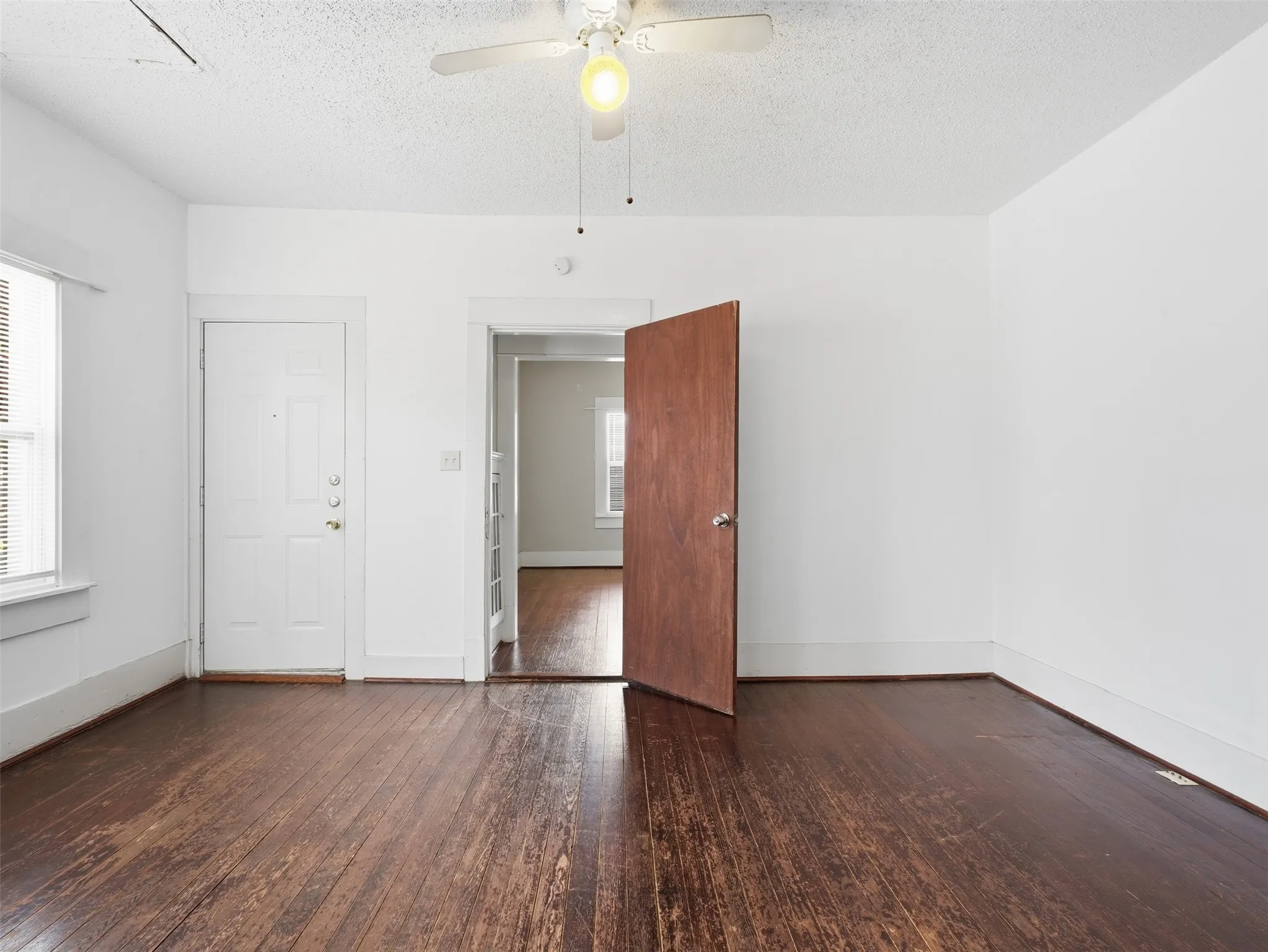 Apartment For Rent in Dallas County , 813 W 8th Street 3, Dallas, Texas 75208, 1 Bedroom, 1 Bathroom, Garage spaces, 800 Sqft, built in 1925, mls#21289716, Real Estate Agent in Dallas, Homes For Rent in Dallas county, Homes For Rent in Dallas, Realtor in Dallas Texas, Real Estate Brokerage Independent Realty Texas, Luminita Cordes Realtor