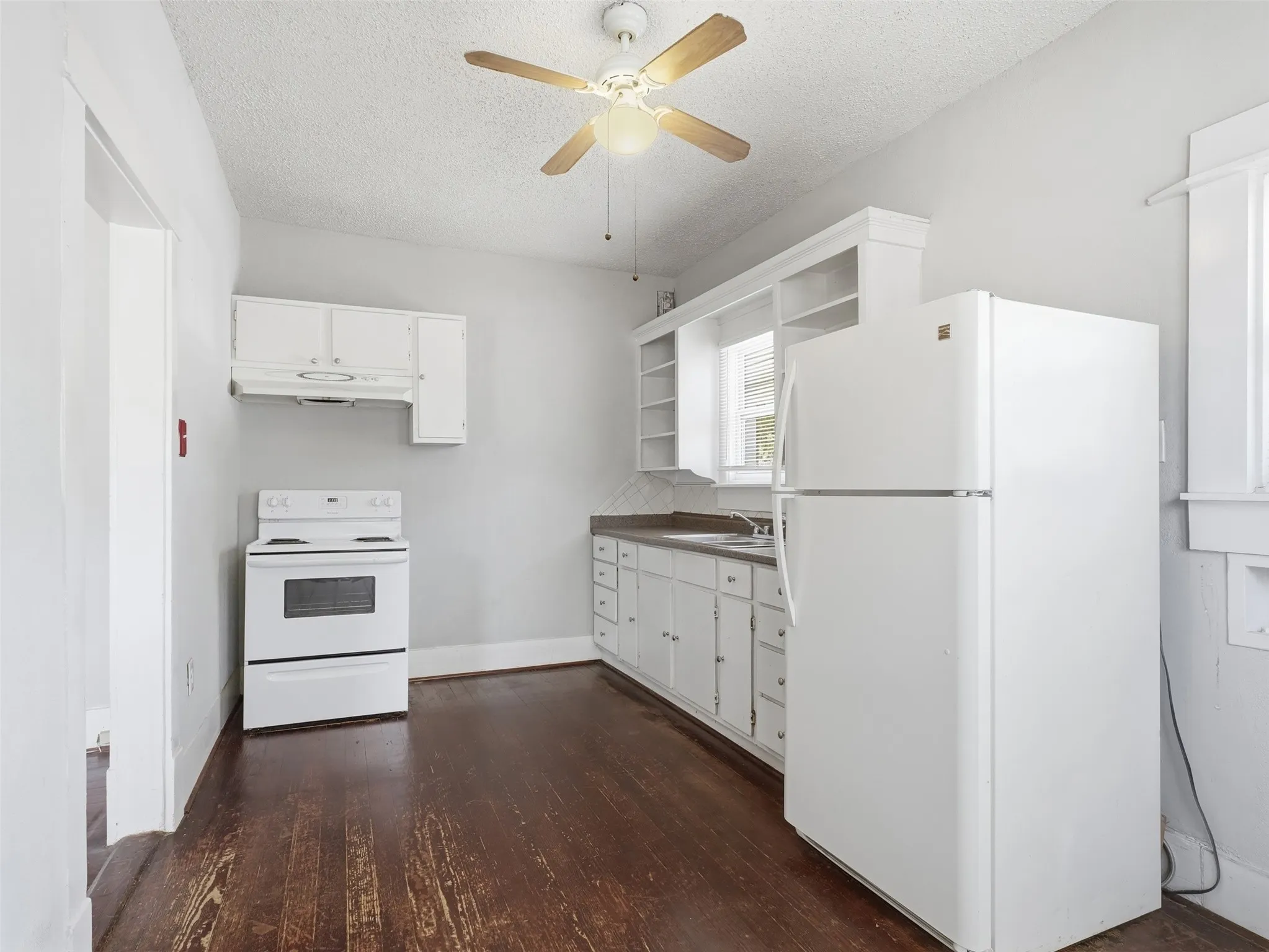 Apartment For Rent in Dallas County , 813 W 8th Street 3, Dallas, Texas 75208, 1 Bedroom, 1 Bathroom, Garage spaces, 800 Sqft, built in 1925, mls#21289716, Real Estate Agent in Dallas, Homes For Rent in Dallas county, Homes For Rent in Dallas, Realtor in Dallas Texas, Real Estate Brokerage Independent Realty Texas, Luminita Cordes Realtor