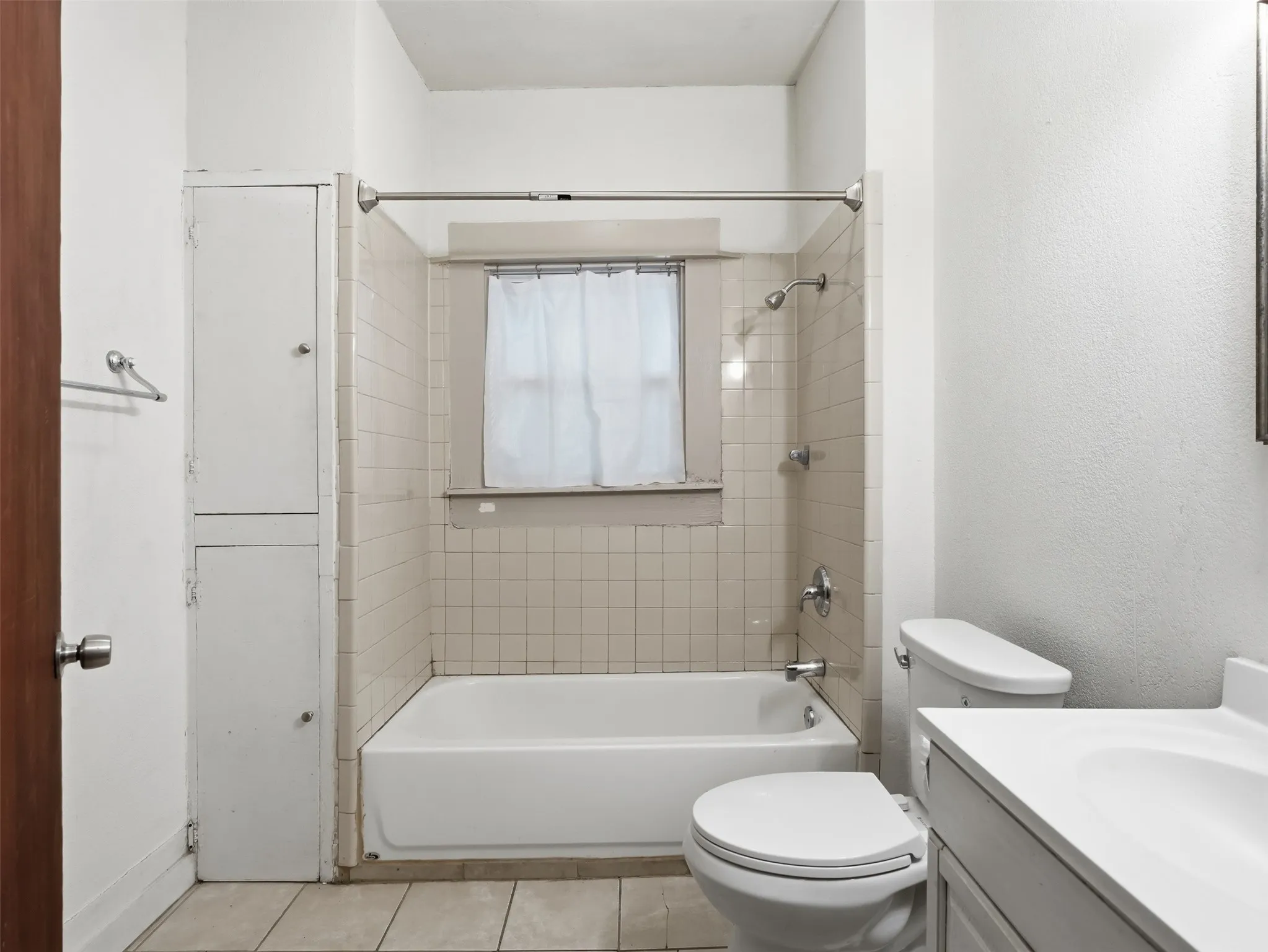 Apartment For Rent in Dallas County , 813 W 8th Street 3, Dallas, Texas 75208, 1 Bedroom, 1 Bathroom, Garage spaces, 800 Sqft, built in 1925, mls#21289716, Real Estate Agent in Dallas, Homes For Rent in Dallas county, Homes For Rent in Dallas, Realtor in Dallas Texas, Real Estate Brokerage Independent Realty Texas, Luminita Cordes Realtor