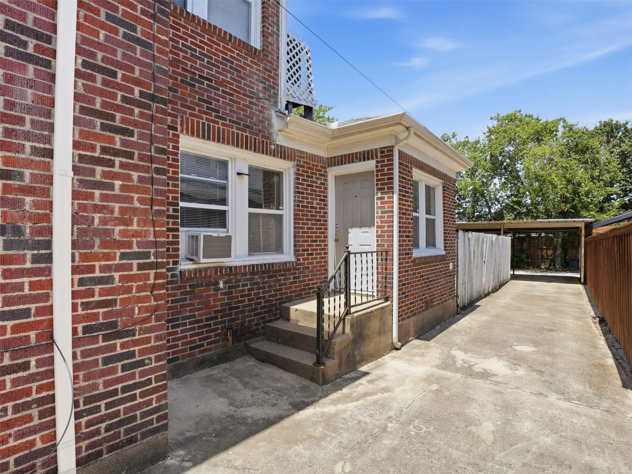 Apartment For Rent in Dallas County , 813 W 8th Street 3, Dallas, Texas 75208, 1 Bedroom, 1 Bathroom, Garage spaces, 800 Sqft, built in 1925, mls#21289716, Real Estate Agent in Dallas, Homes For Rent in Dallas county, Homes For Rent in Dallas, Realtor in Dallas Texas, Real Estate Brokerage Independent Realty Texas, Luminita Cordes Realtor