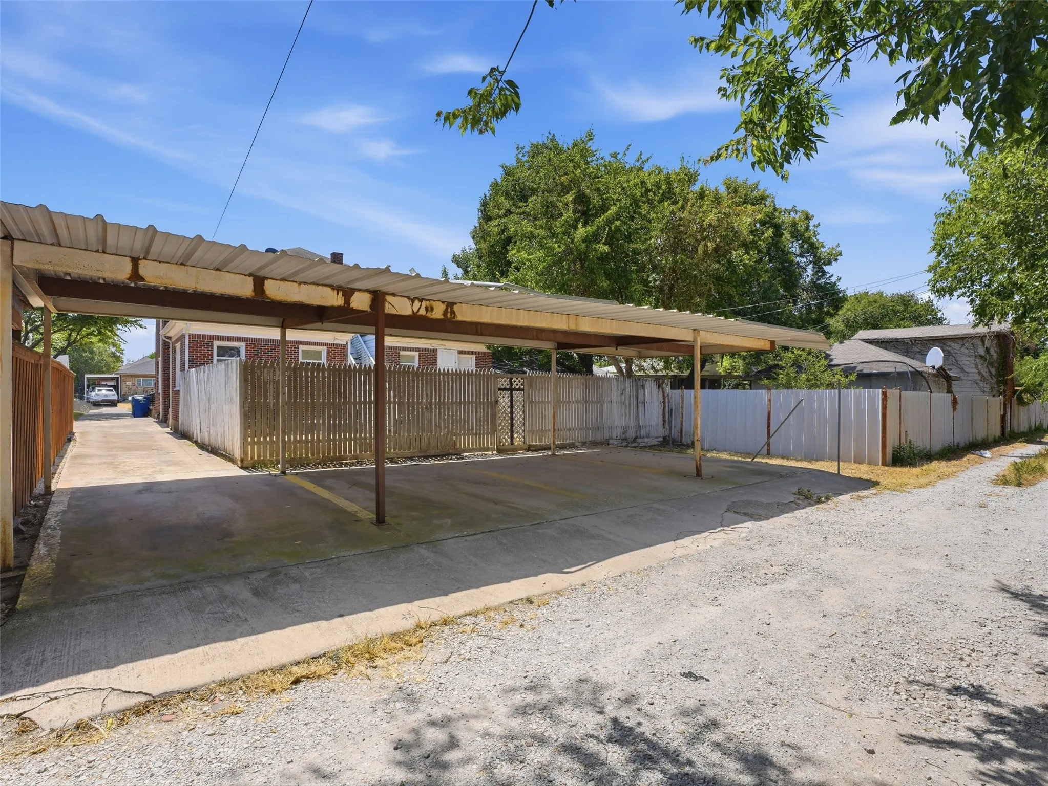 Apartment For Rent in Dallas County , 813 W 8th Street 3, Dallas, Texas 75208, 1 Bedroom, 1 Bathroom, Garage spaces, 800 Sqft, built in 1925, mls#21289716, Real Estate Agent in Dallas, Homes For Rent in Dallas county, Homes For Rent in Dallas, Realtor in Dallas Texas, Real Estate Brokerage Independent Realty Texas, Luminita Cordes Realtor