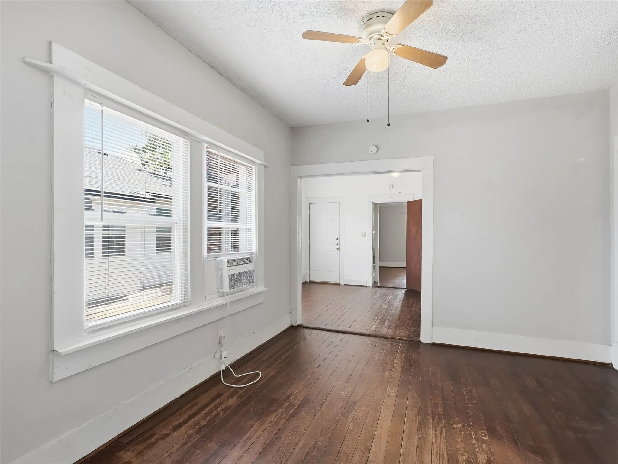 Apartment For Rent in Dallas County , 813 W 8th Street 3, Dallas, Texas 75208, 1 Bedroom, 1 Bathroom, Garage spaces, 800 Sqft, built in 1925, mls#21289716, Real Estate Agent in Dallas, Homes For Rent in Dallas county, Homes For Rent in Dallas, Realtor in Dallas Texas, Real Estate Brokerage Independent Realty Texas, Luminita Cordes Realtor