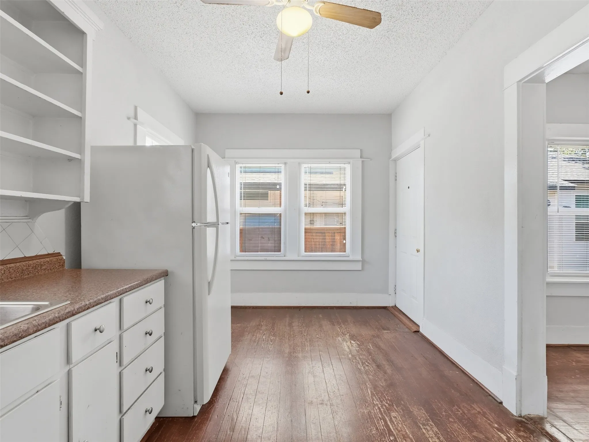 Apartment For Rent in Dallas County , 813 W 8th Street 3, Dallas, Texas 75208, 1 Bedroom, 1 Bathroom, Garage spaces, 800 Sqft, built in 1925, mls#21289716, Real Estate Agent in Dallas, Homes For Rent in Dallas county, Homes For Rent in Dallas, Realtor in Dallas Texas, Real Estate Brokerage Independent Realty Texas, Luminita Cordes Realtor