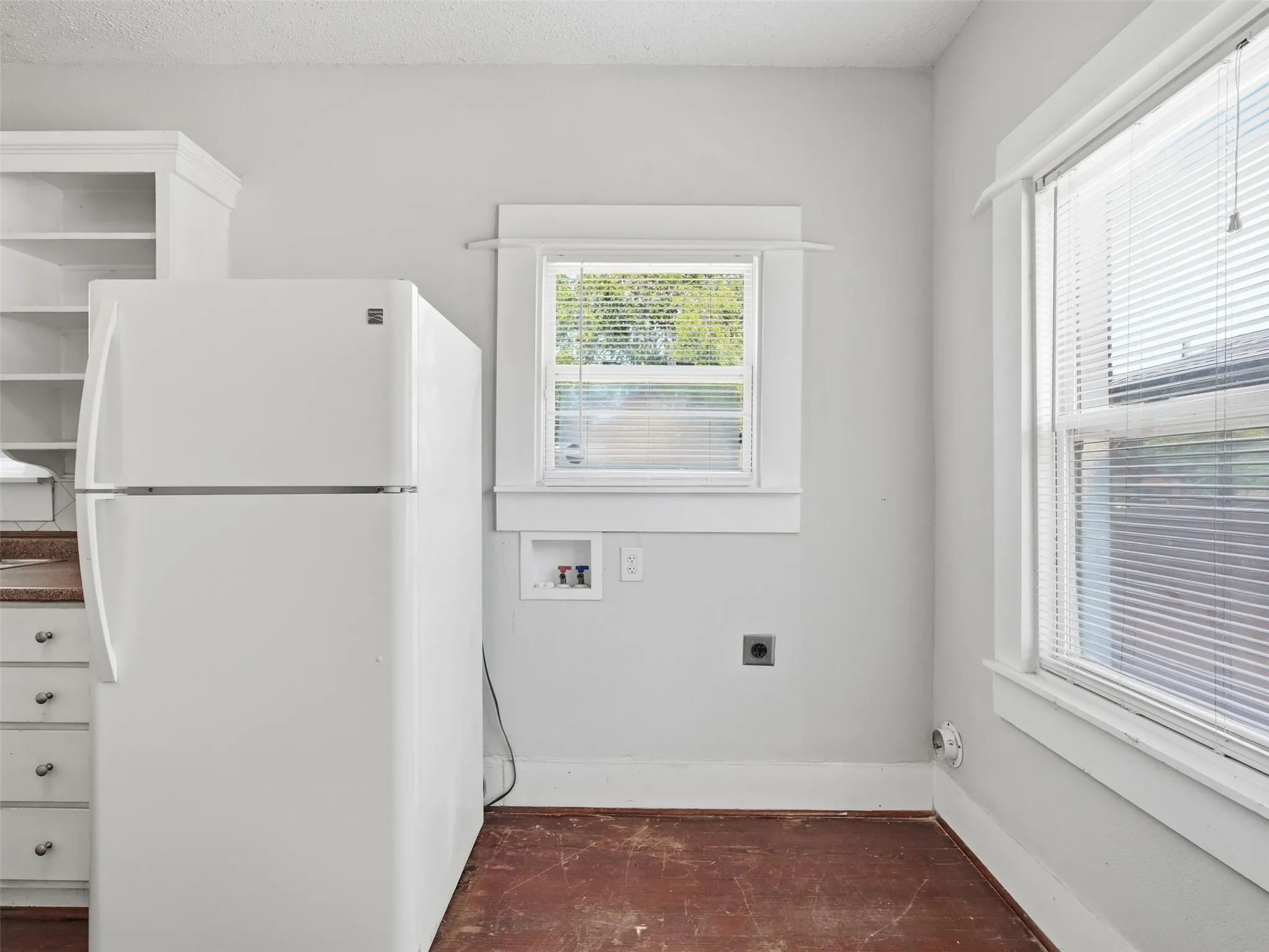 Apartment For Rent in Dallas County , 813 W 8th Street 3, Dallas, Texas 75208, 1 Bedroom, 1 Bathroom, Garage spaces, 800 Sqft, built in 1925, mls#21289716, Real Estate Agent in Dallas, Homes For Rent in Dallas county, Homes For Rent in Dallas, Realtor in Dallas Texas, Real Estate Brokerage Independent Realty Texas, Luminita Cordes Realtor