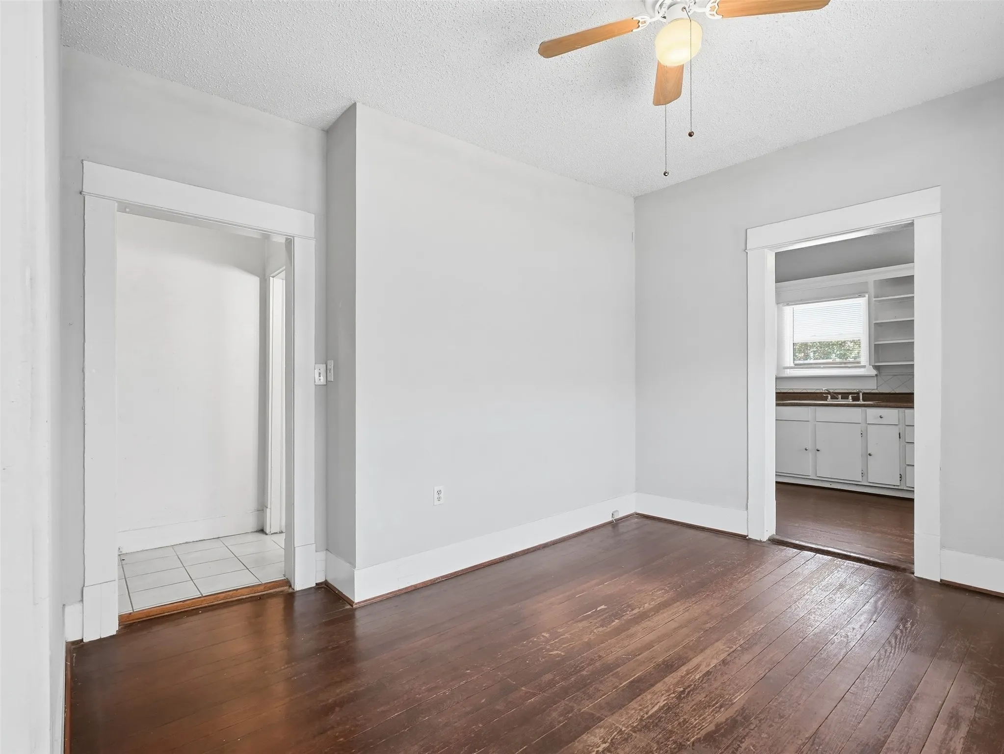 Apartment For Rent in Dallas County , 813 W 8th Street 3, Dallas, Texas 75208, 1 Bedroom, 1 Bathroom, Garage spaces, 800 Sqft, built in 1925, mls#21289716, Real Estate Agent in Dallas, Homes For Rent in Dallas county, Homes For Rent in Dallas, Realtor in Dallas Texas, Real Estate Brokerage Independent Realty Texas, Luminita Cordes Realtor
