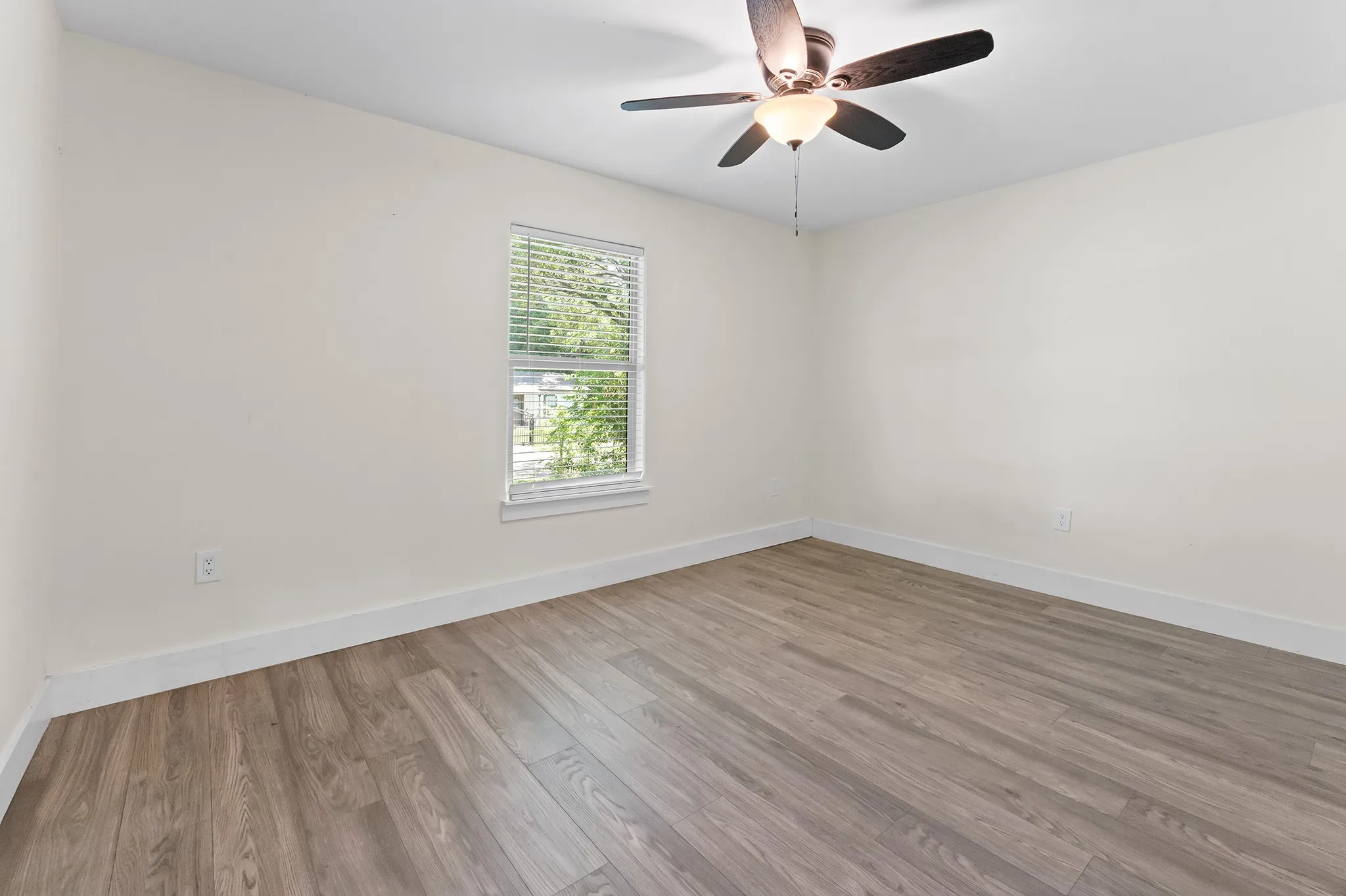 Single Family Residence For Rent in Dallas County , 3806 Castle Hills Drive, Dallas, Texas 75241, 4 Bedroom, 2 Bathroom, Garage spaces, 1,422 Sqft, built in 1958, mls#21289696, Real Estate Agent in Dallas, Homes For Rent in Dallas county, Homes For Rent in Dallas, Realtor in Dallas Texas, Real Estate Brokerage Independent Realty Texas, Luminita Cordes Realtor