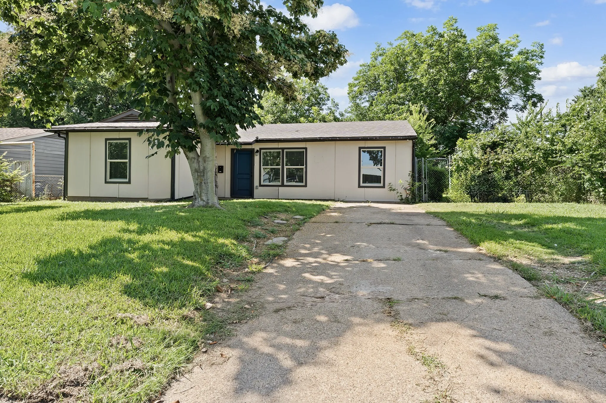 Single Family Residence For Rent in Dallas County , 3806 Castle Hills Drive, Dallas, Texas 75241, 4 Bedroom, 2 Bathroom, Garage spaces, 1,422 Sqft, built in 1958, mls#21289696, Real Estate Agent in Dallas, Homes For Rent in Dallas county, Homes For Rent in Dallas, Realtor in Dallas Texas, Real Estate Brokerage Independent Realty Texas, Luminita Cordes Realtor