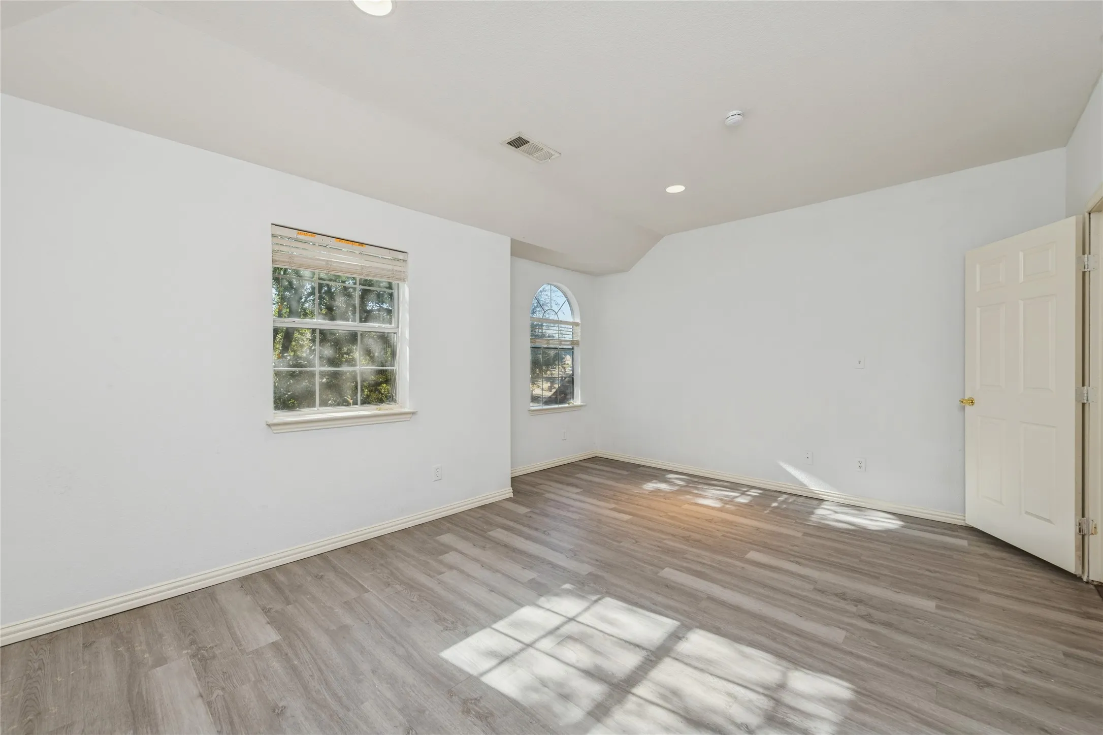 Single Family Residence For Sale in Dallas County , 4921 Kingfisher Lane, Mesquite, Texas 75181, 5 Bedroom, 4 Bathroom, 2 Garage spaces, 3,140 Sqft, built in 2002, mls#21289712, Real Estate Agent in Mesquite, Homes For Sale in Dallas county, Homes For Sale in Mesquite, Realtor in Mesquite Texas, Real Estate Brokerage Independent Realty Texas, Luminita Cordes Realtor