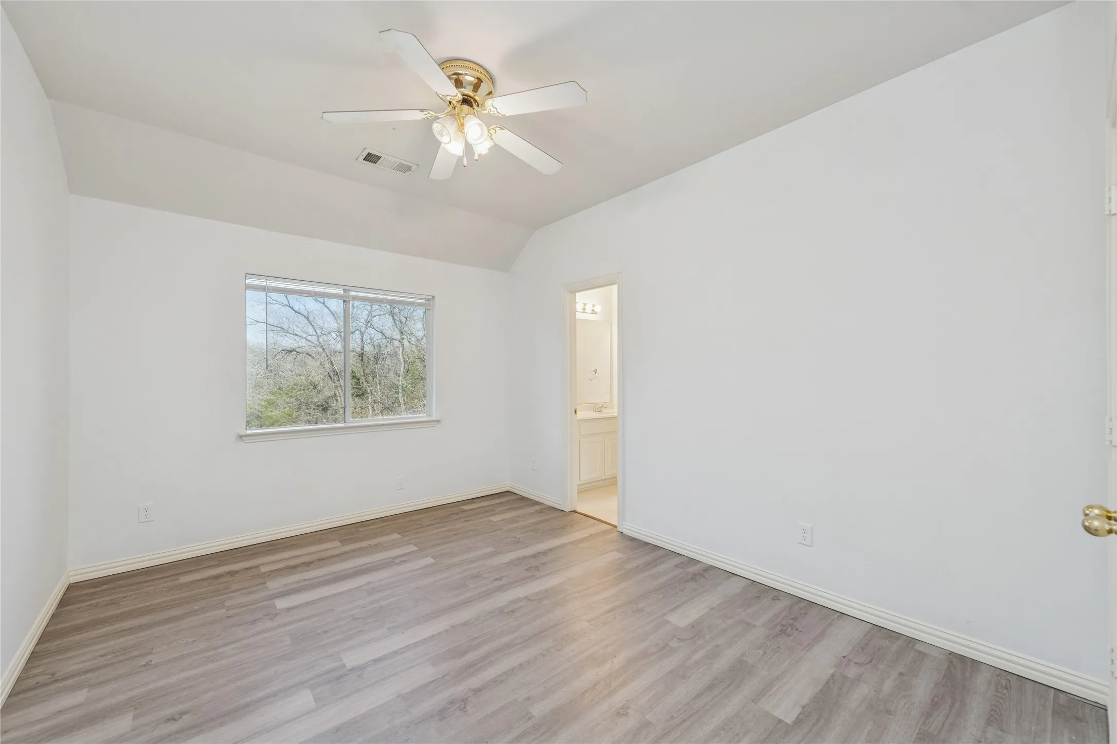 Single Family Residence For Sale in Dallas County , 4921 Kingfisher Lane, Mesquite, Texas 75181, 5 Bedroom, 4 Bathroom, 2 Garage spaces, 3,140 Sqft, built in 2002, mls#21289712, Real Estate Agent in Mesquite, Homes For Sale in Dallas county, Homes For Sale in Mesquite, Realtor in Mesquite Texas, Real Estate Brokerage Independent Realty Texas, Luminita Cordes Realtor