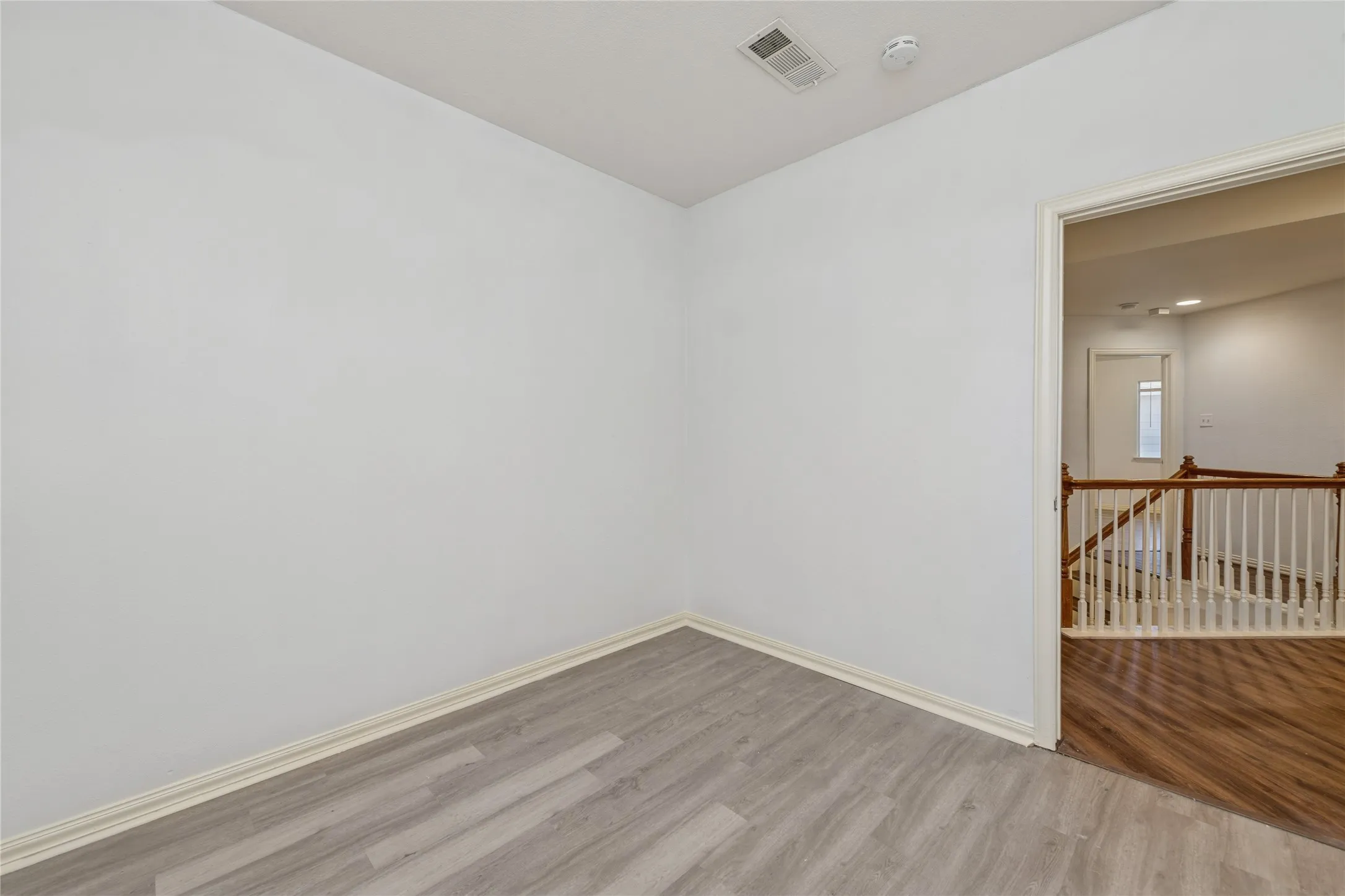 Single Family Residence For Sale in Dallas County , 4921 Kingfisher Lane, Mesquite, Texas 75181, 5 Bedroom, 4 Bathroom, 2 Garage spaces, 3,140 Sqft, built in 2002, mls#21289712, Real Estate Agent in Mesquite, Homes For Sale in Dallas county, Homes For Sale in Mesquite, Realtor in Mesquite Texas, Real Estate Brokerage Independent Realty Texas, Luminita Cordes Realtor