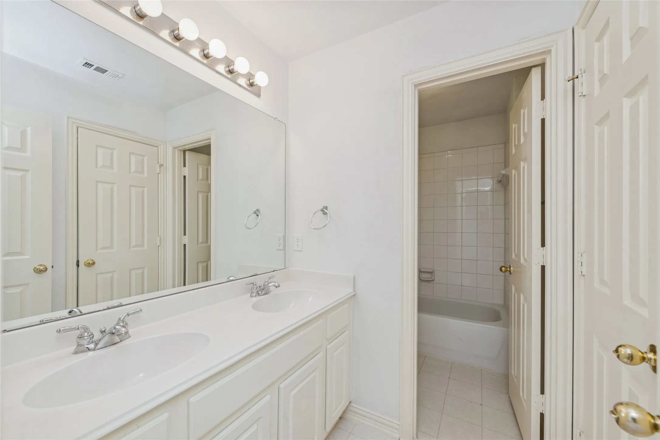 Single Family Residence For Sale in Dallas County , 4921 Kingfisher Lane, Mesquite, Texas 75181, 5 Bedroom, 4 Bathroom, 2 Garage spaces, 3,140 Sqft, built in 2002, mls#21289712, Real Estate Agent in Mesquite, Homes For Sale in Dallas county, Homes For Sale in Mesquite, Realtor in Mesquite Texas, Real Estate Brokerage Independent Realty Texas, Luminita Cordes Realtor